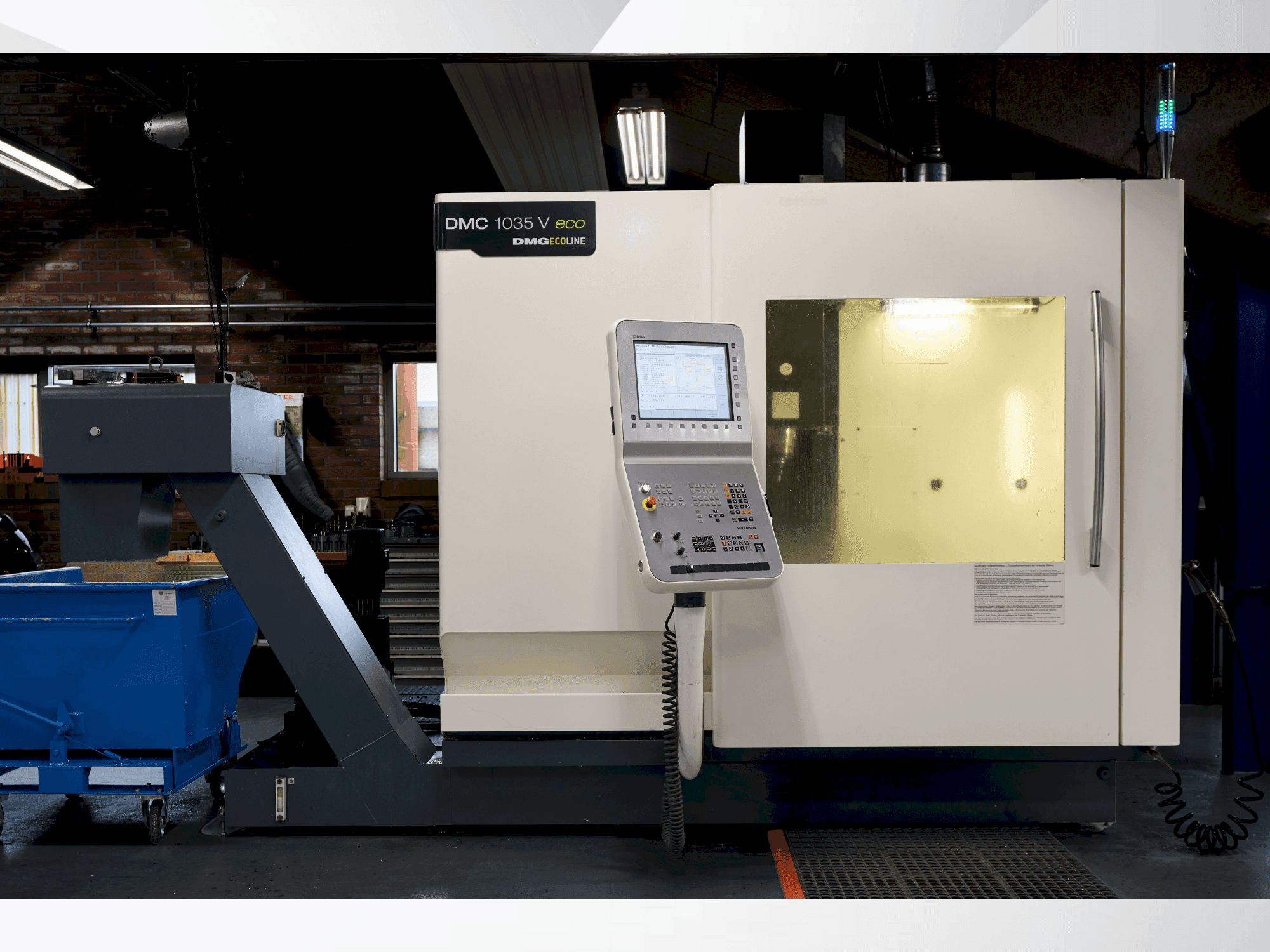A DMG MORI DMC 1035V gép elölnézete