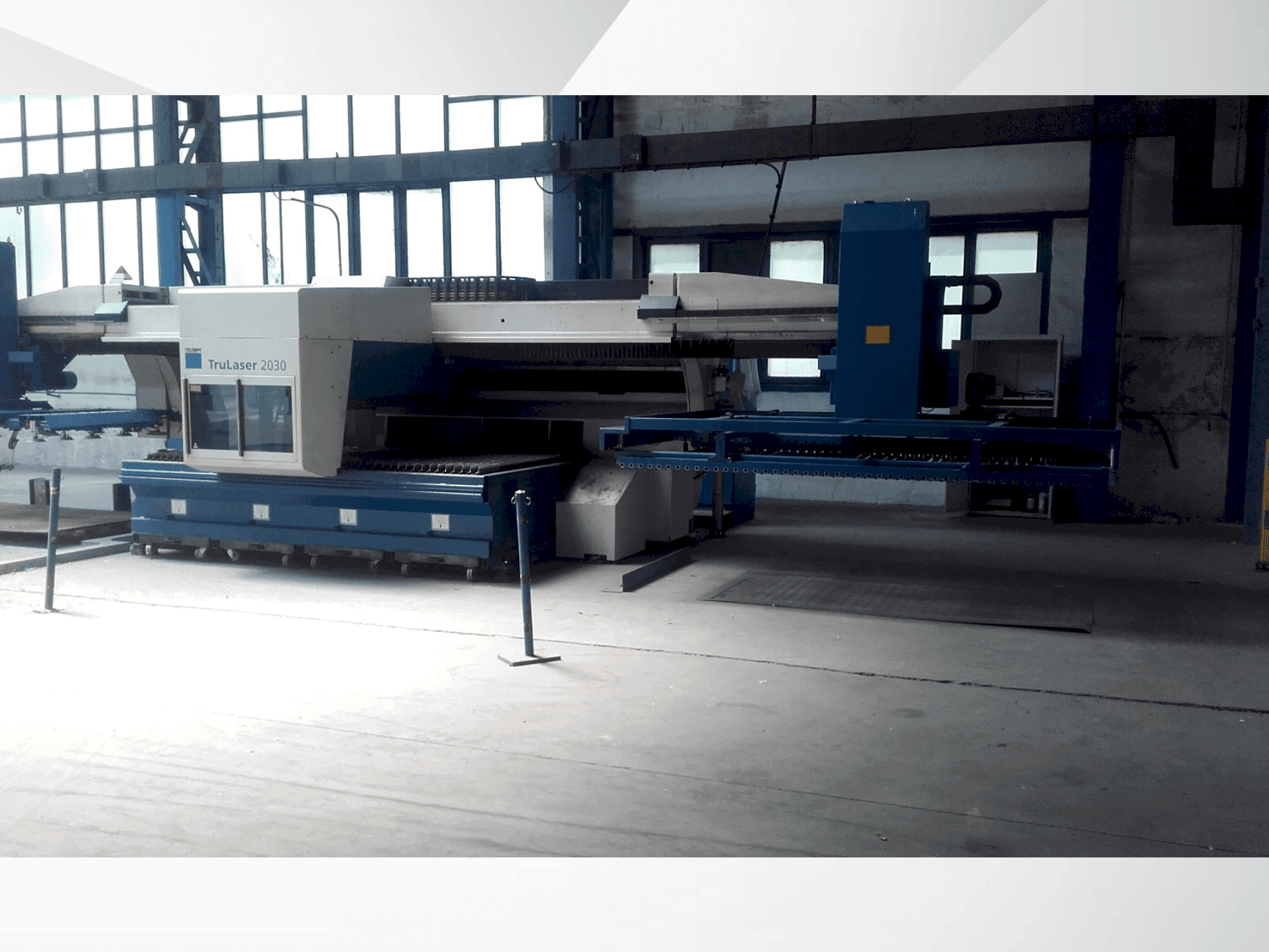 A TRUMPF TruLaser 2030 gép elölnézete