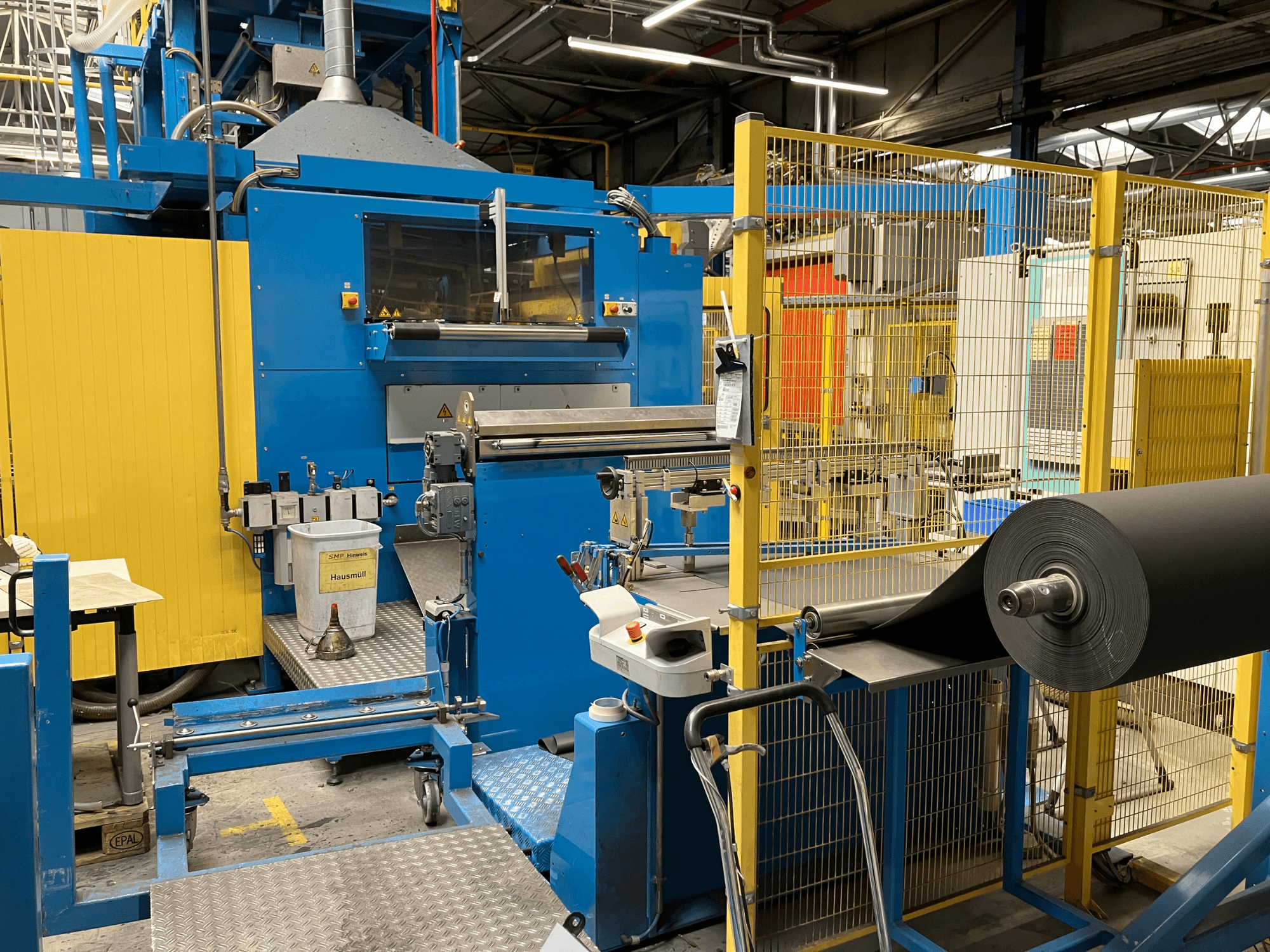 KIEFEL KLS 86/235 műanyag-feldolgozó gép szemből nézve, fekete anyagtekercs és vezérlőpanel.