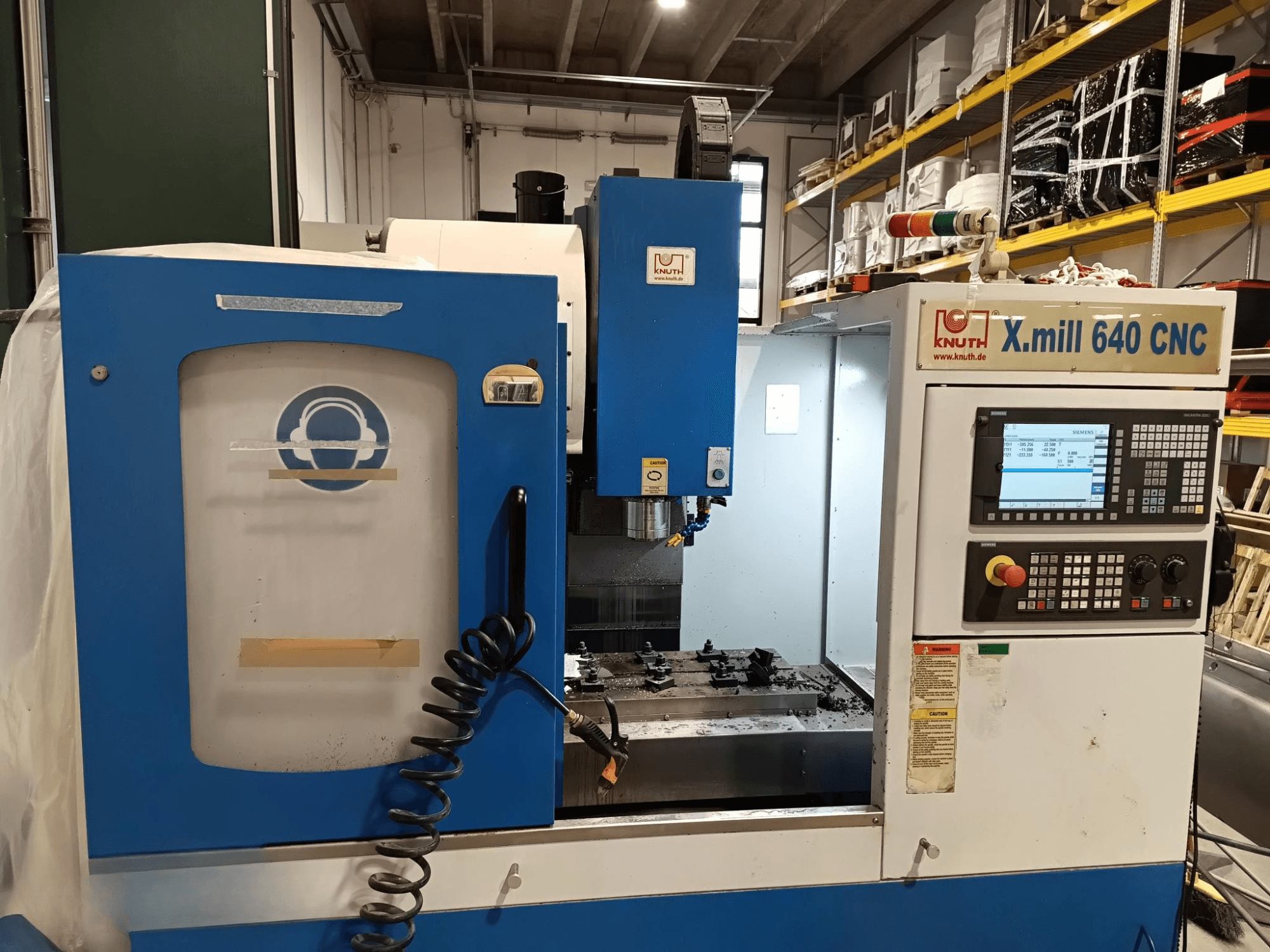 Knuth X.mill 640 CNC-gép oldalnézetben, a vezérlőpanel, az orsó területe és a munkadarab látható beállítása.