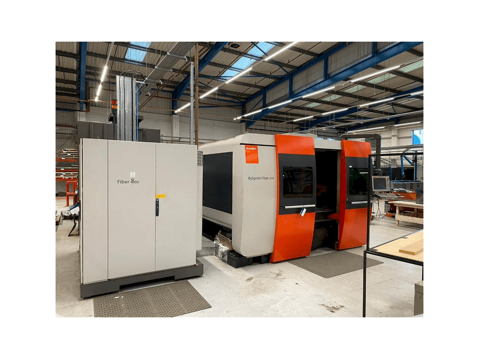 A Bystronic BySprint Fiber 3015 gép elölnézete