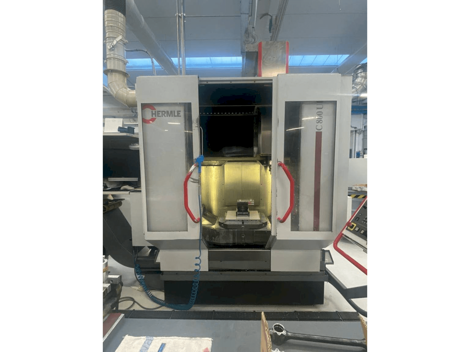 A HERMLE C800U gép elölnézete