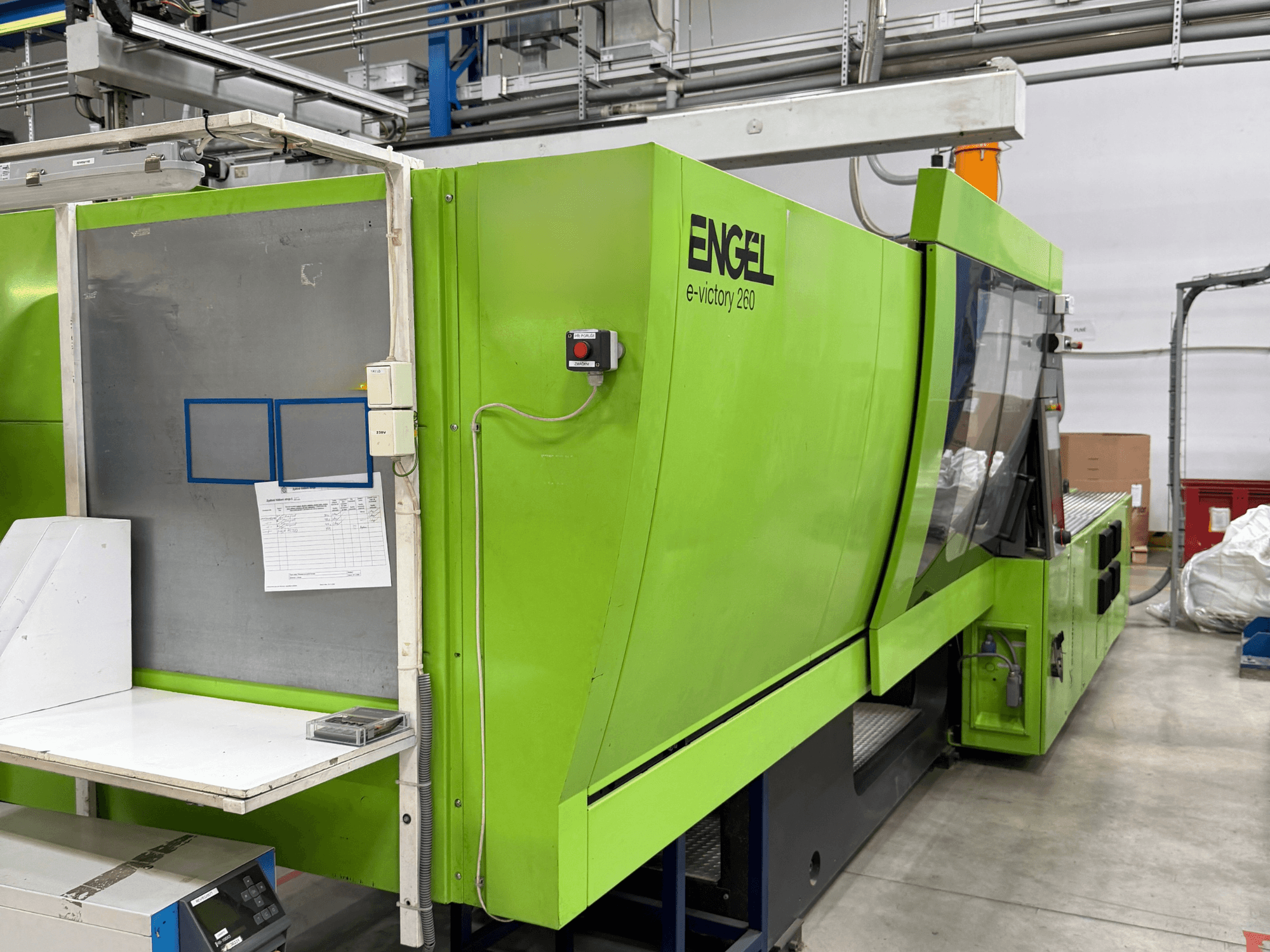 A Green Engel e-victory 260 elektromos fröccsöntőgép oldalnézete, a vezérlőpanellel és a munkafelülettel együtt.