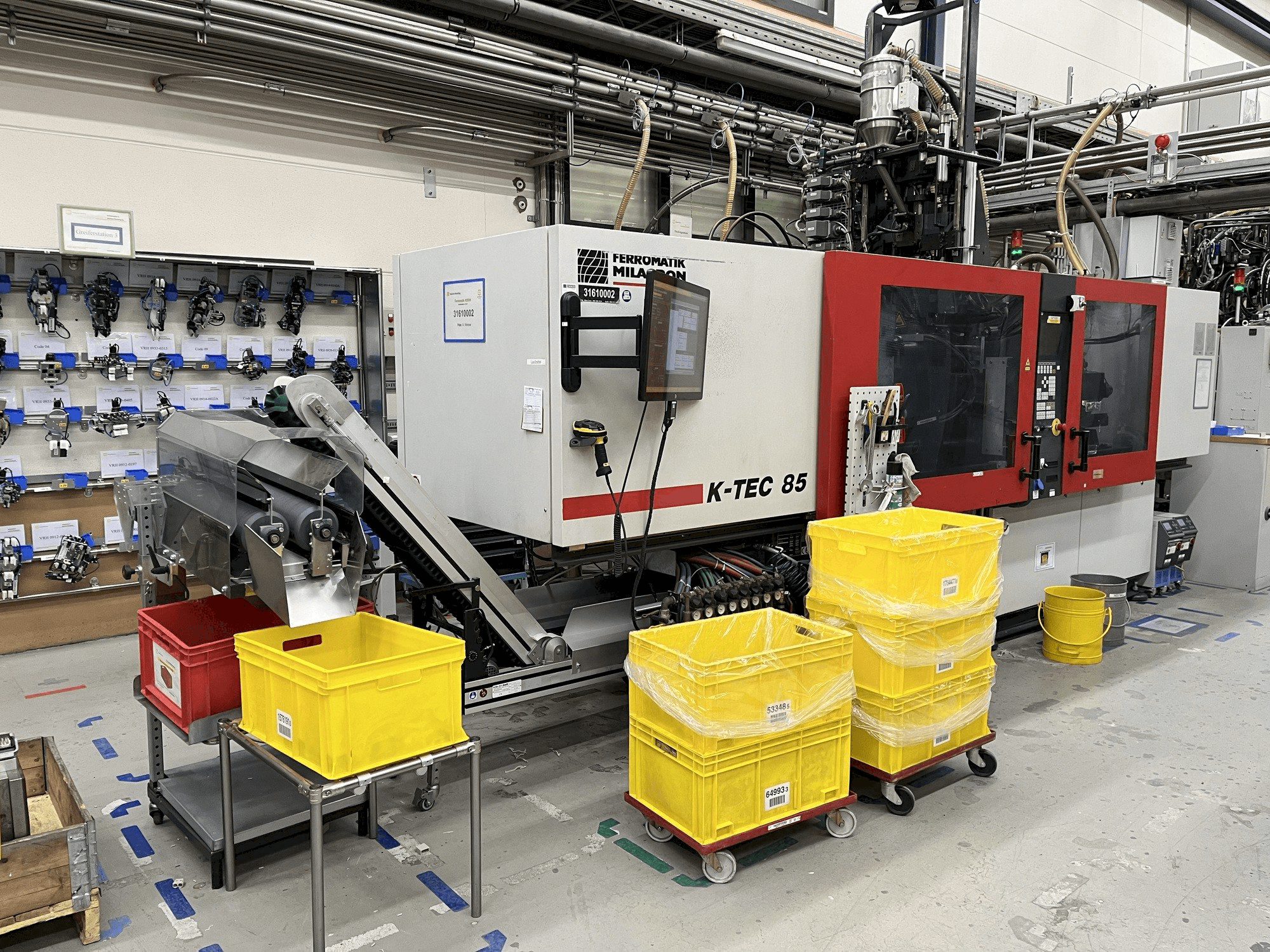 A FERROMATIK Milacron K-Tec 85 gép elölnézete