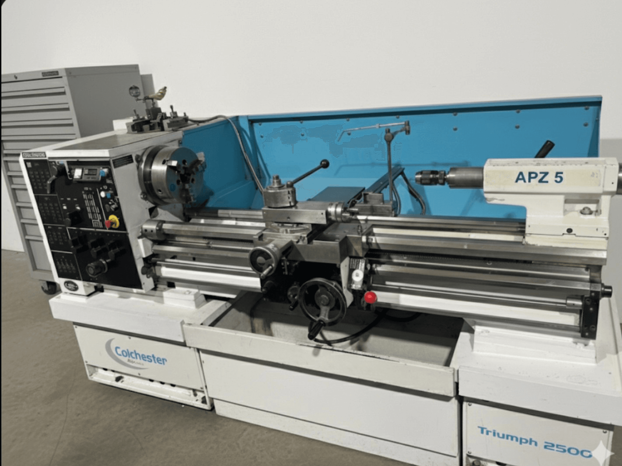 Colchester Triumph 250C eszterga, előlnézet, APZ 5 tartozékkal és vezérlőpanellel, tárcsákkal és gombokkal.