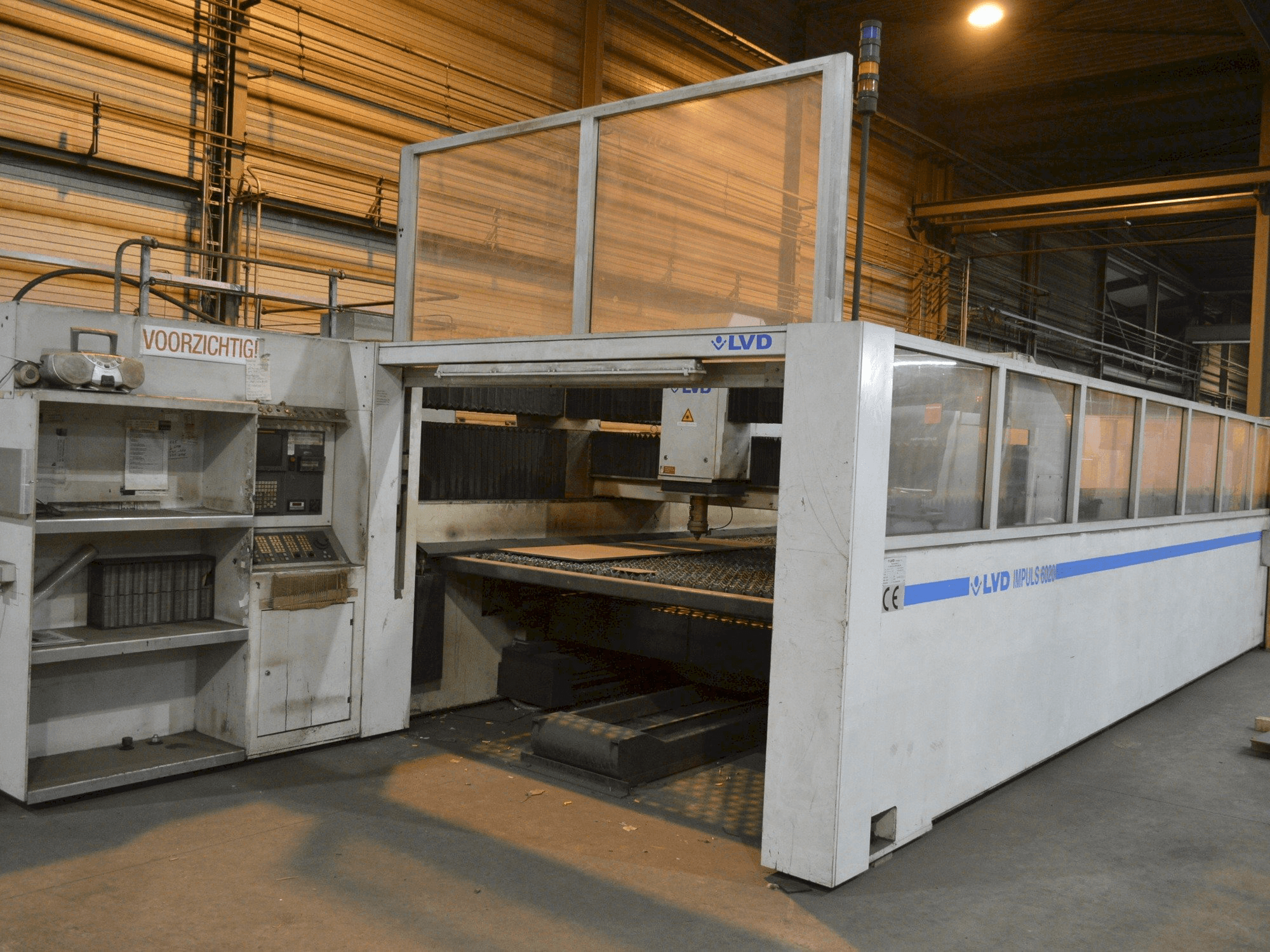 A LVD IMPULS 6020 gép elölnézete