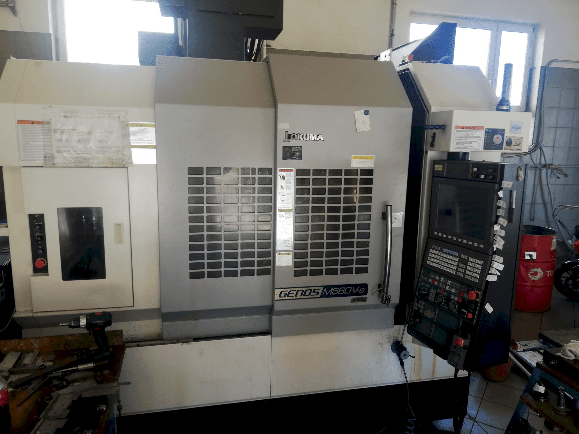 A Okuma GENOS M560V-e gép elölnézete