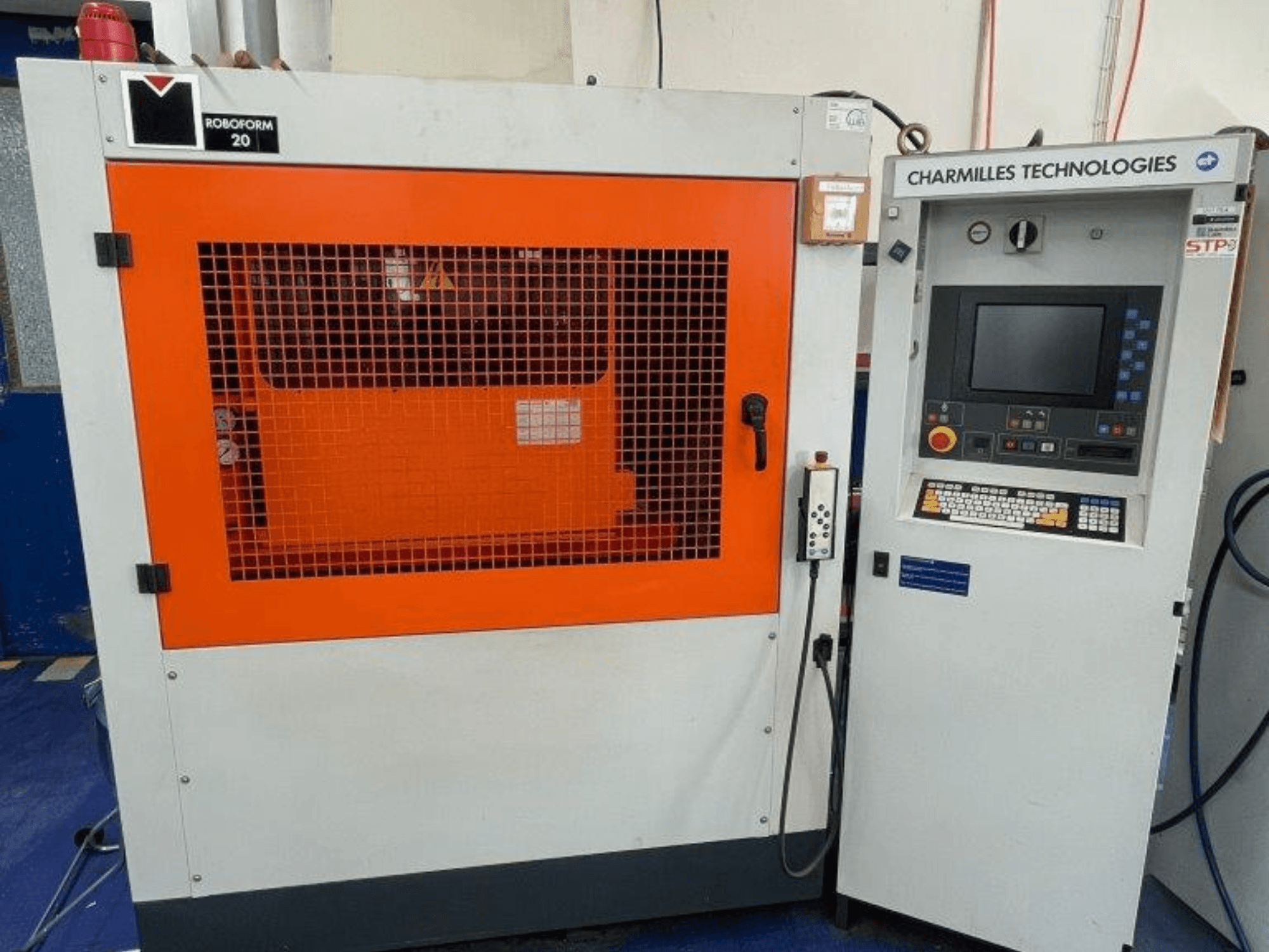 AgieCharmilles Robofrom 20 süllyesztéses szerszámsüllyesztő gép, elölnézet a kezelőpanellel és a narancssárga védőráccsal.