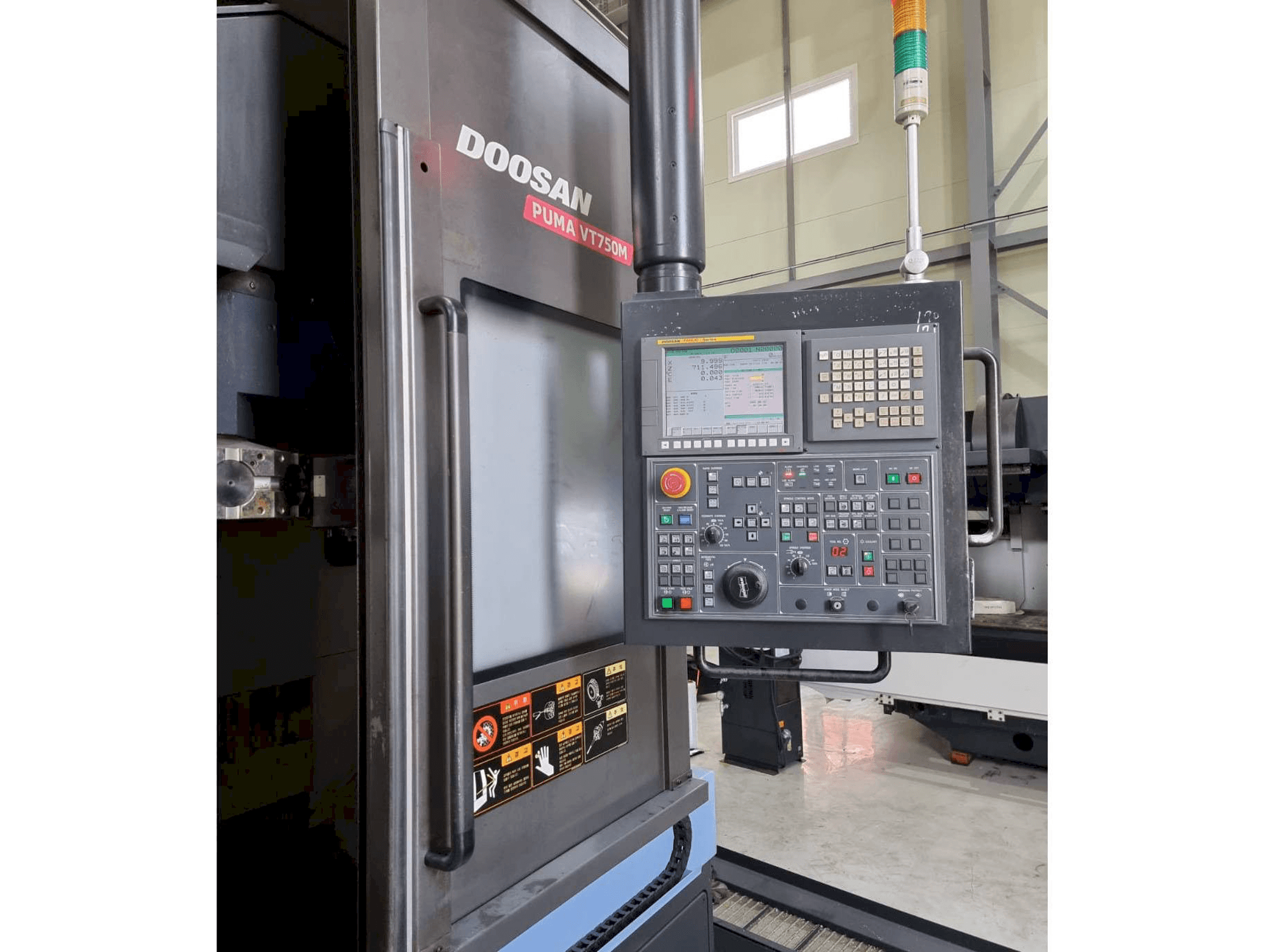 A Doosan Puma VT750M gép oldalnézete