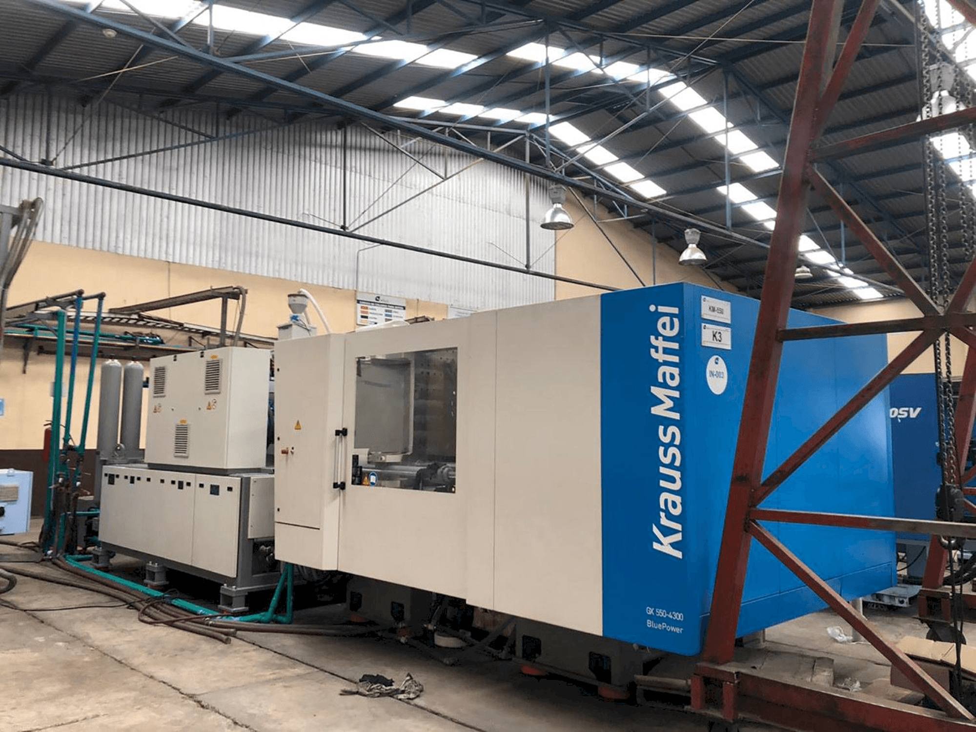 A Krauss Maffei 550-4300 GX gép elölnézete