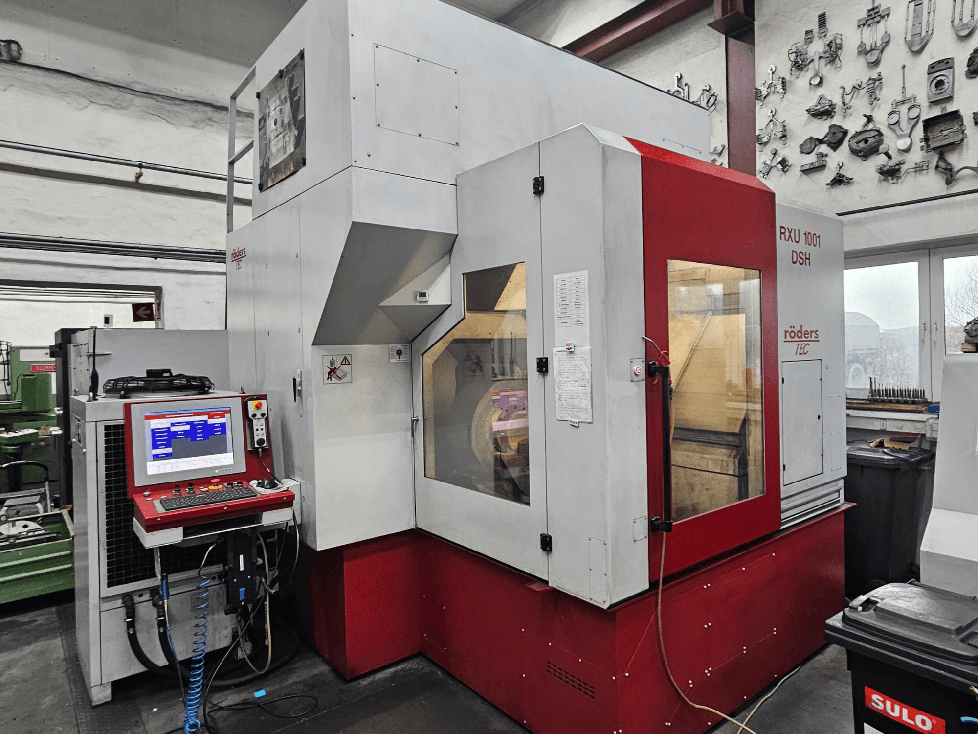 RÖDERS RXU 1001 DSH függőleges megmunkálóközpont, elölnézetben a vezérlőpanel és a gép részletei műhelyben.