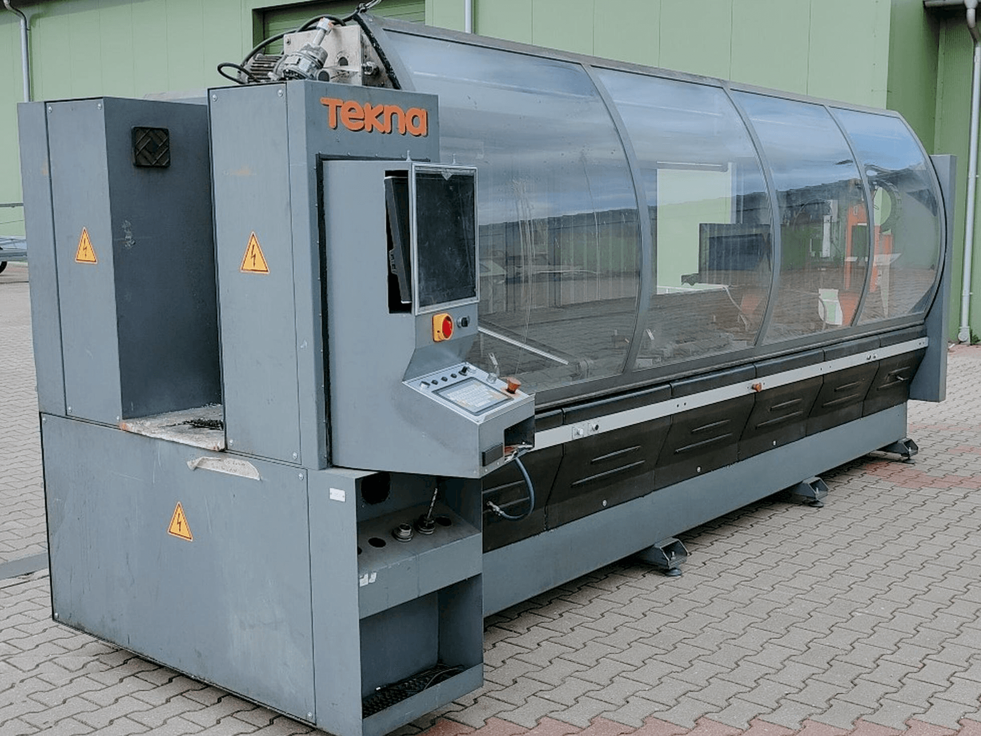 A Tekna TK427-3 gép elölnézete