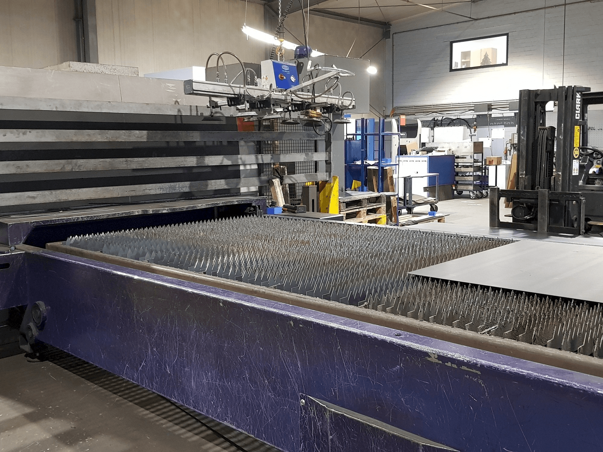 A Bystronic Fiber 4000x2000 gép elölnézete