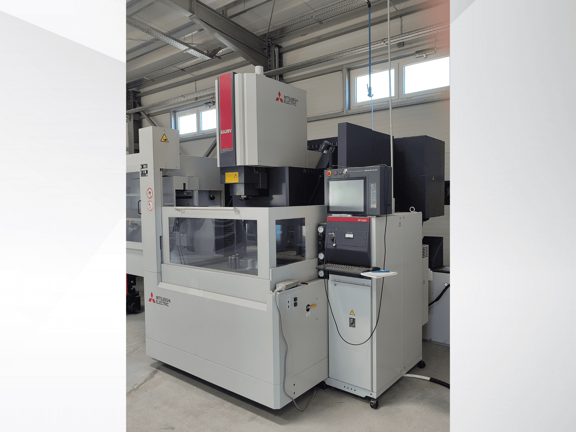 Mitsubishi Electric EA32V drótvágó szikraforgácsoló gép oldalnézetben, vezérlőpanellel és az üvegen keresztül látható munkaterülettel.