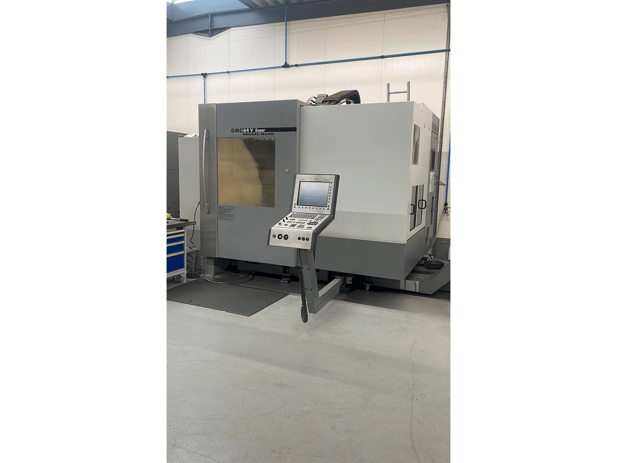 A DECKEL MAHO DMC 64V linear gép elölnézete