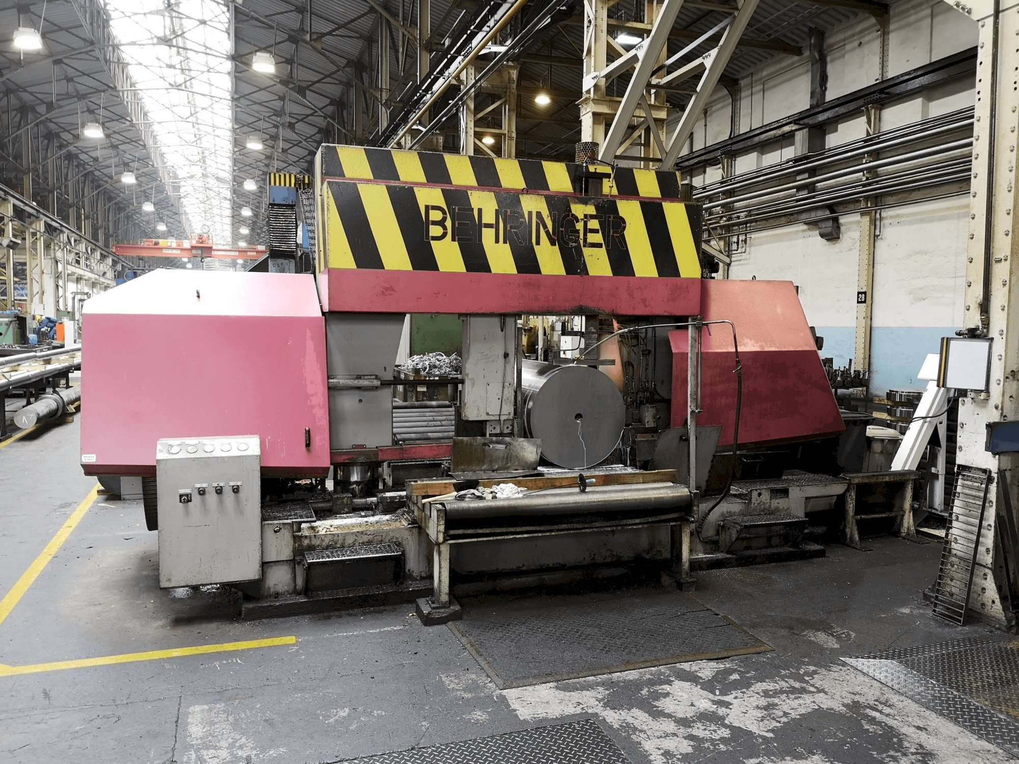 A Behringer HBP1080/1700 A/CNC gép elölnézete