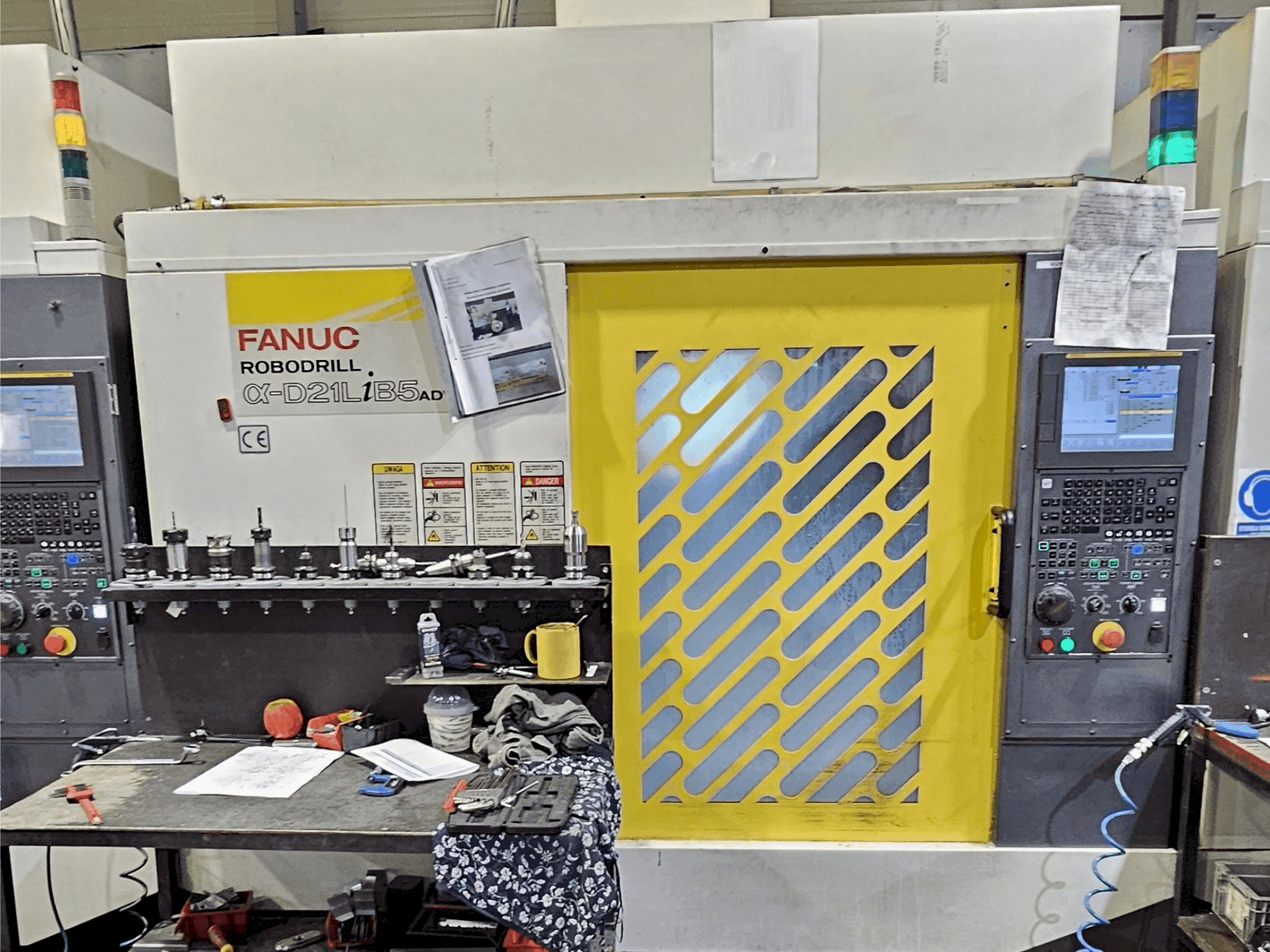 A FANUC Robodrill α-D21L iB 5 ADV gép elölnézete