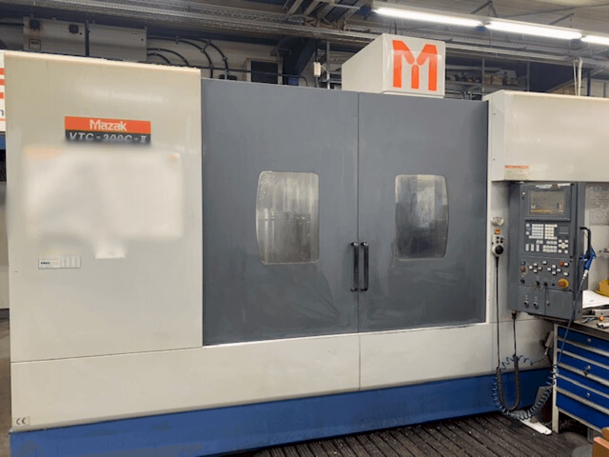 A Mazak VTC 300C II gép elölnézete