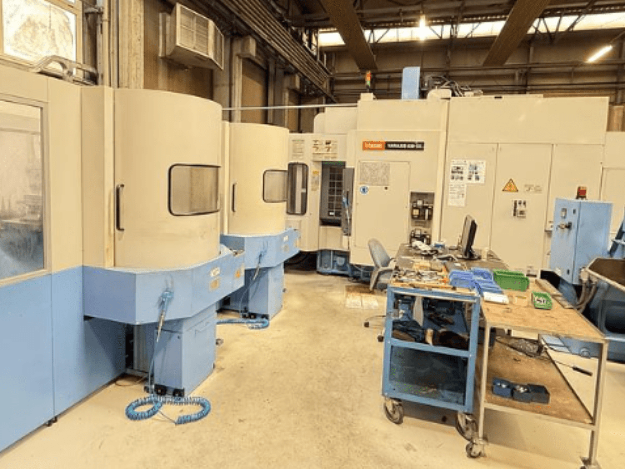 Mazak Variaxis 630-5X függőleges megmunkálóközpont egy műhelyben, elölnézetben a vezérlőpanel és a szerszámtároló.