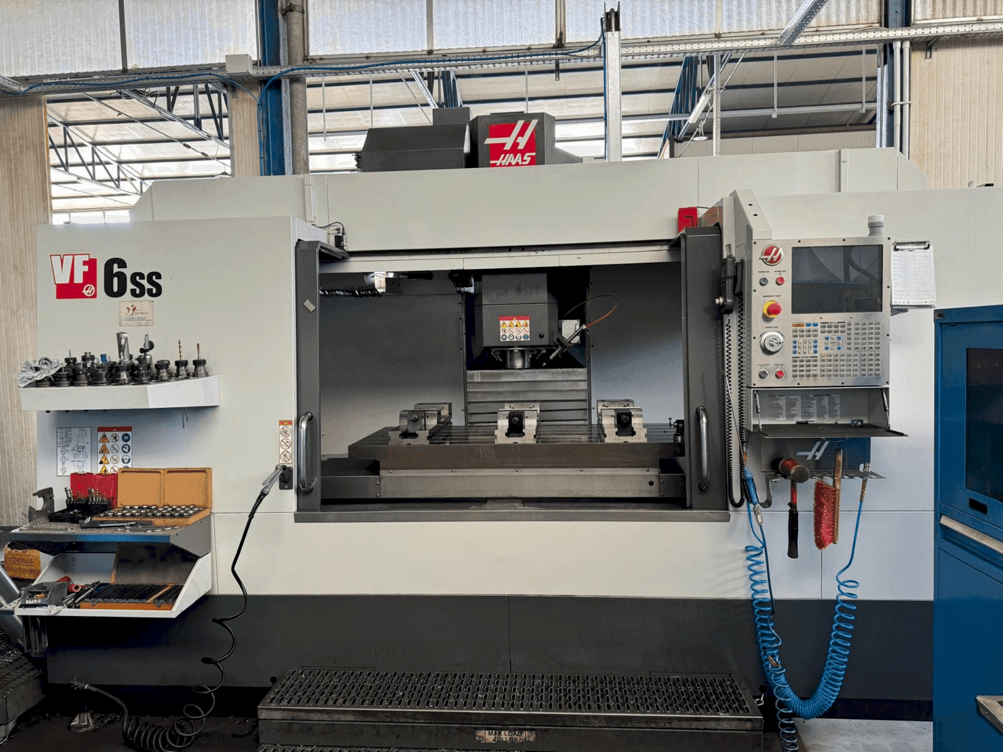 A HAAS VF-6SS gép elölnézete