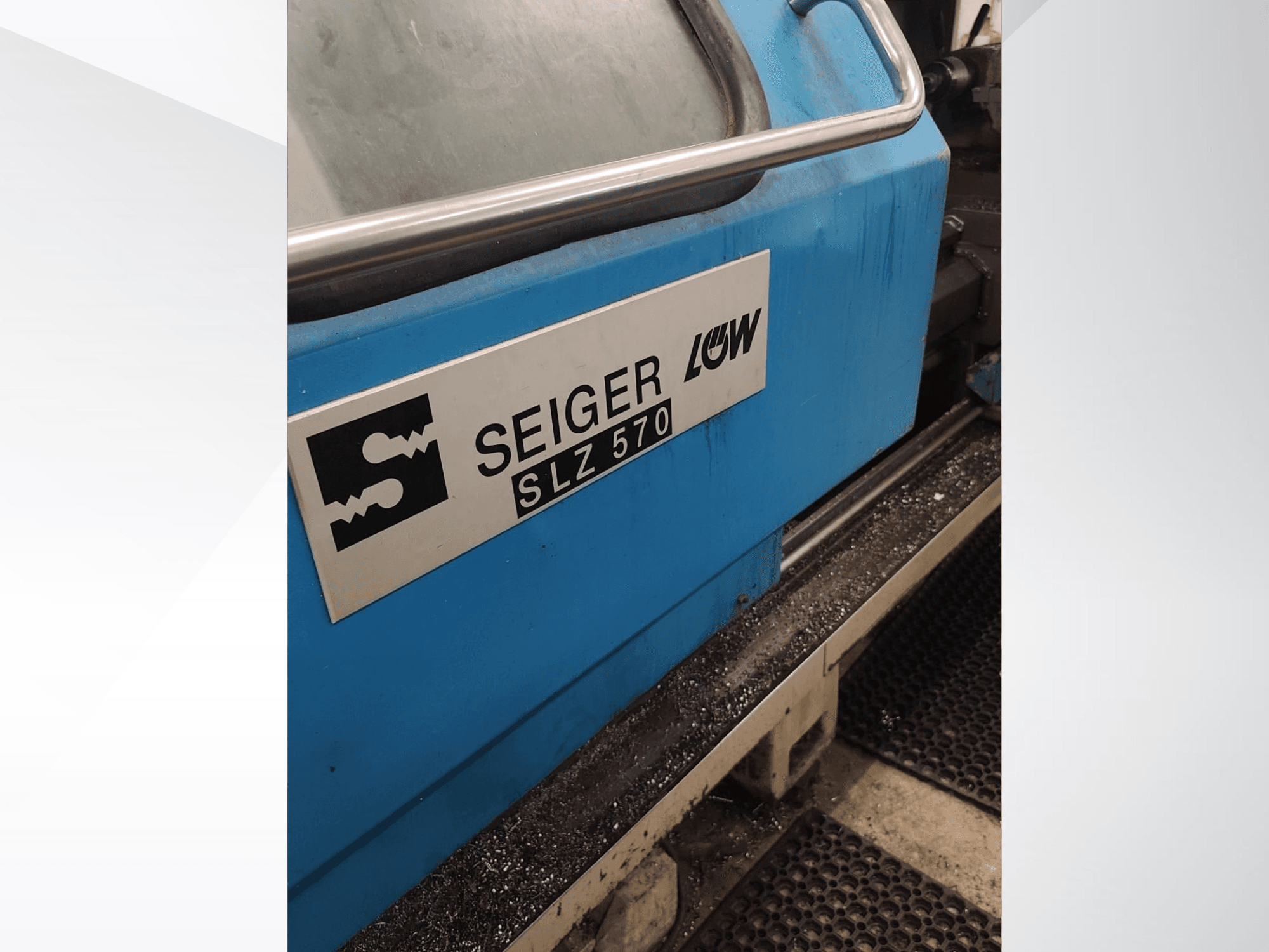A SEIGER SLZ570 eszterga közelről, oldalról készült felvétele kék karosszériával és logóval, amelyen láthatók a kezelőelemek.