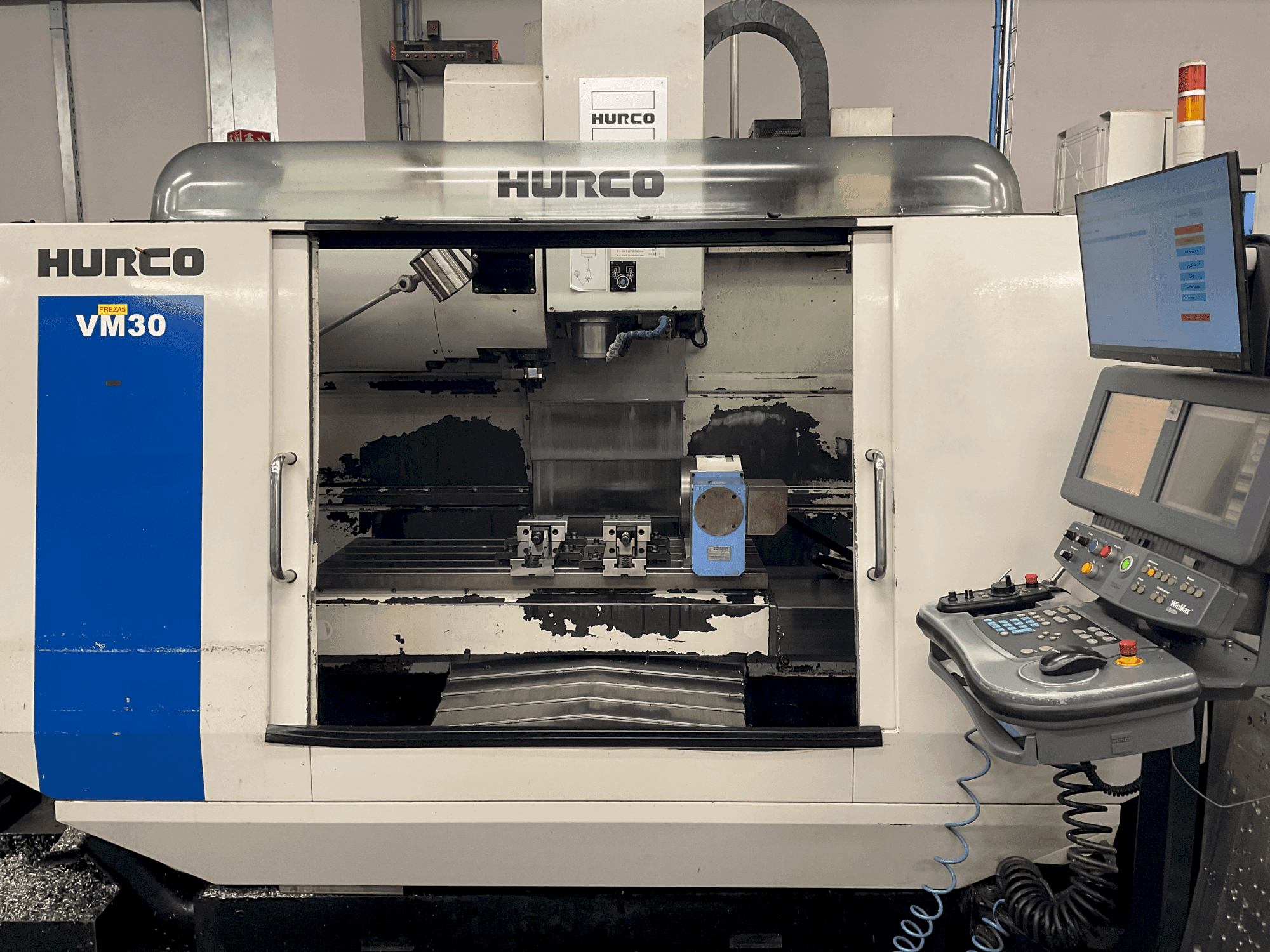 A Hurco VM 30 gép elölnézete