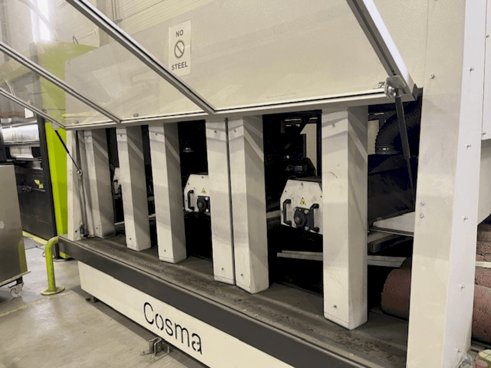 A COSMA 1300 2B V10D1B+C gép elölnézete