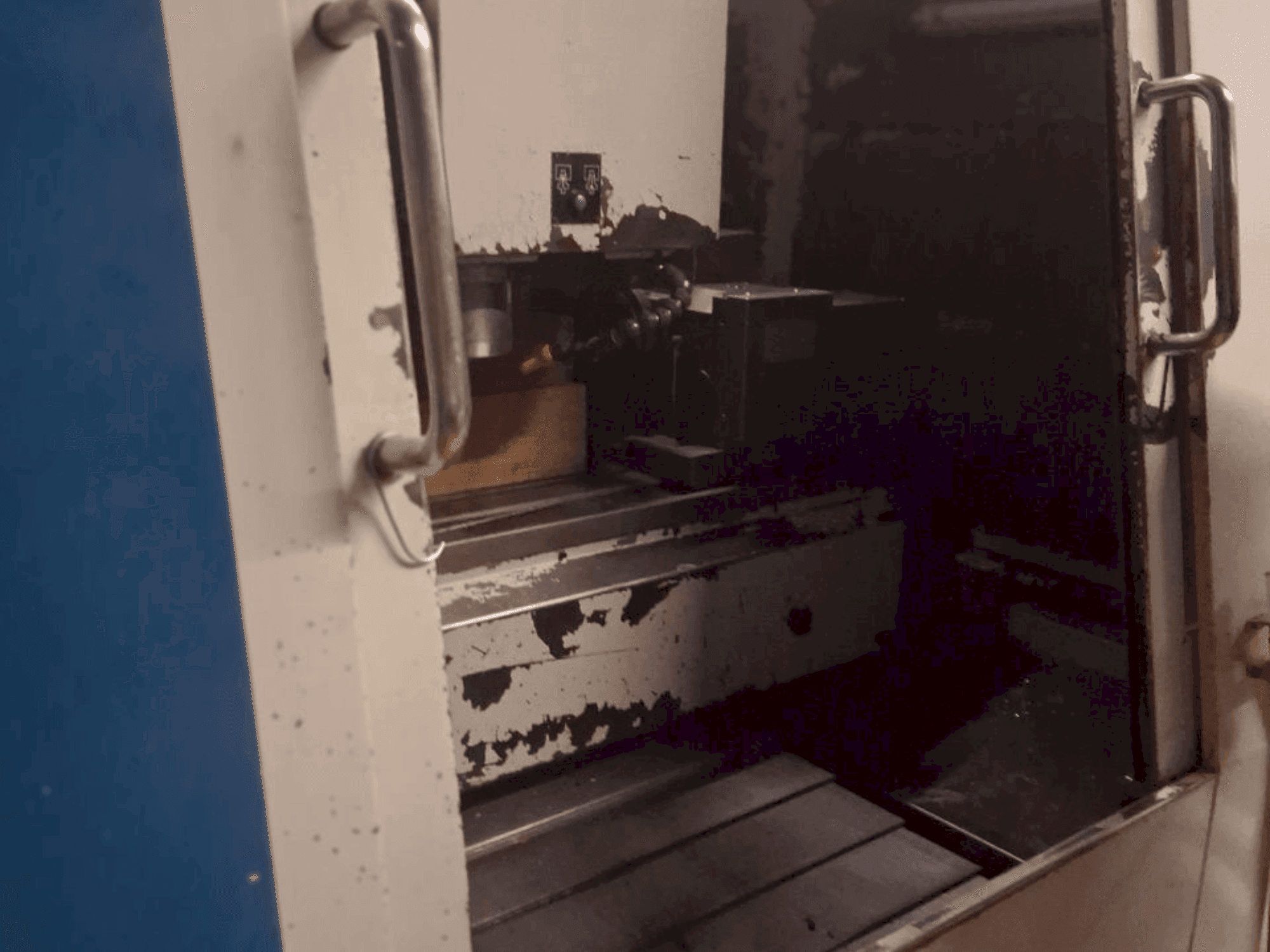 A Hurco BMC 30HT/M gép elölnézete