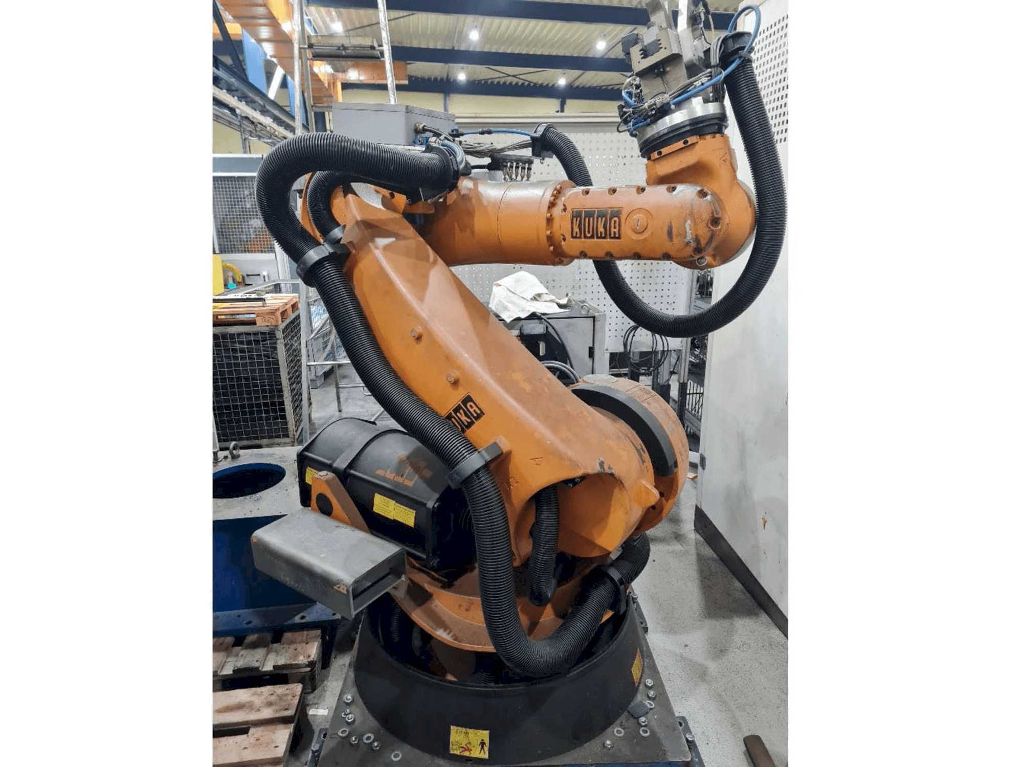 A KUKA KR C2 KR100 comp gép elölnézete