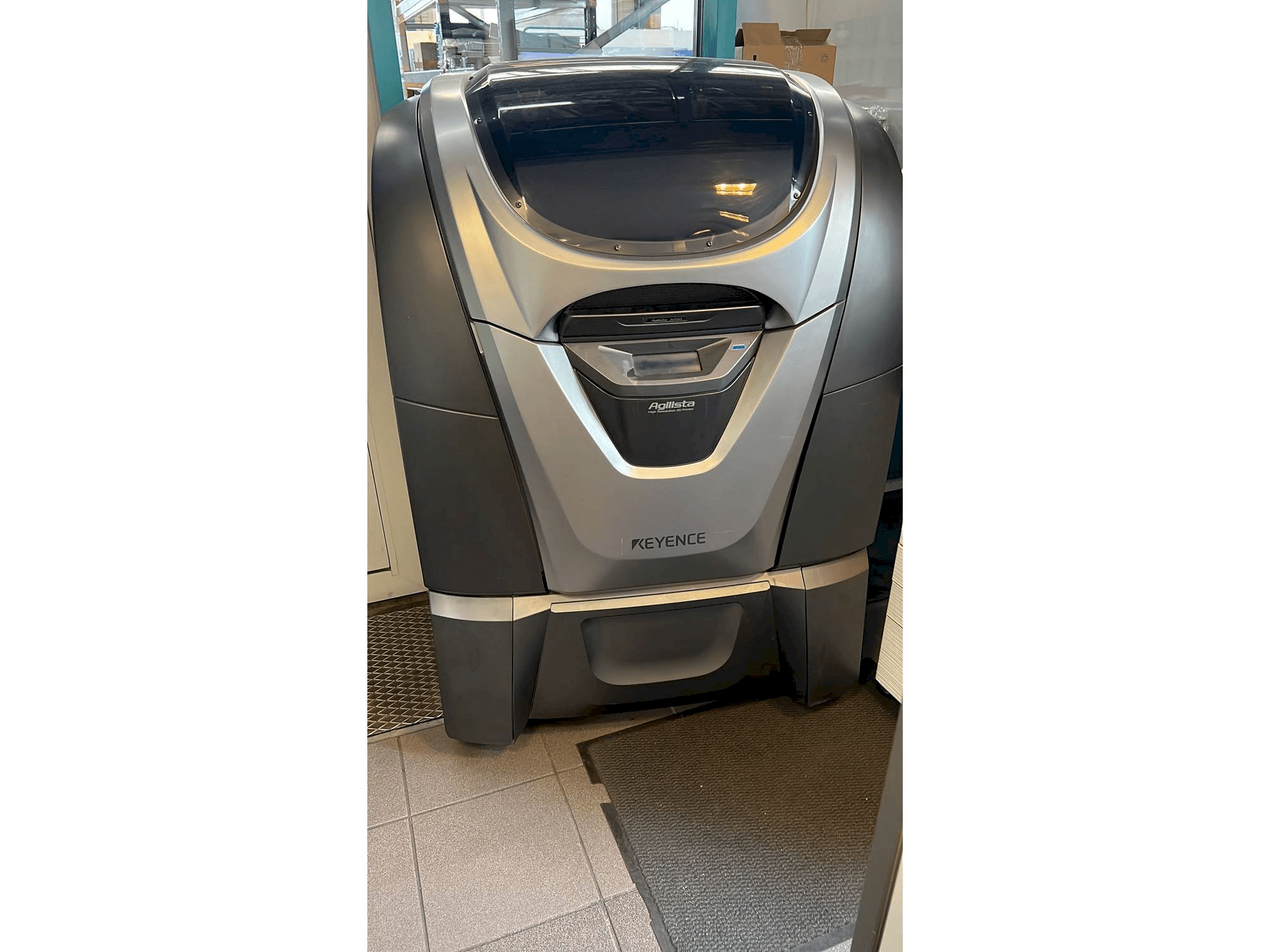 A KEYENCE Agilista 3200 gép elölnézete