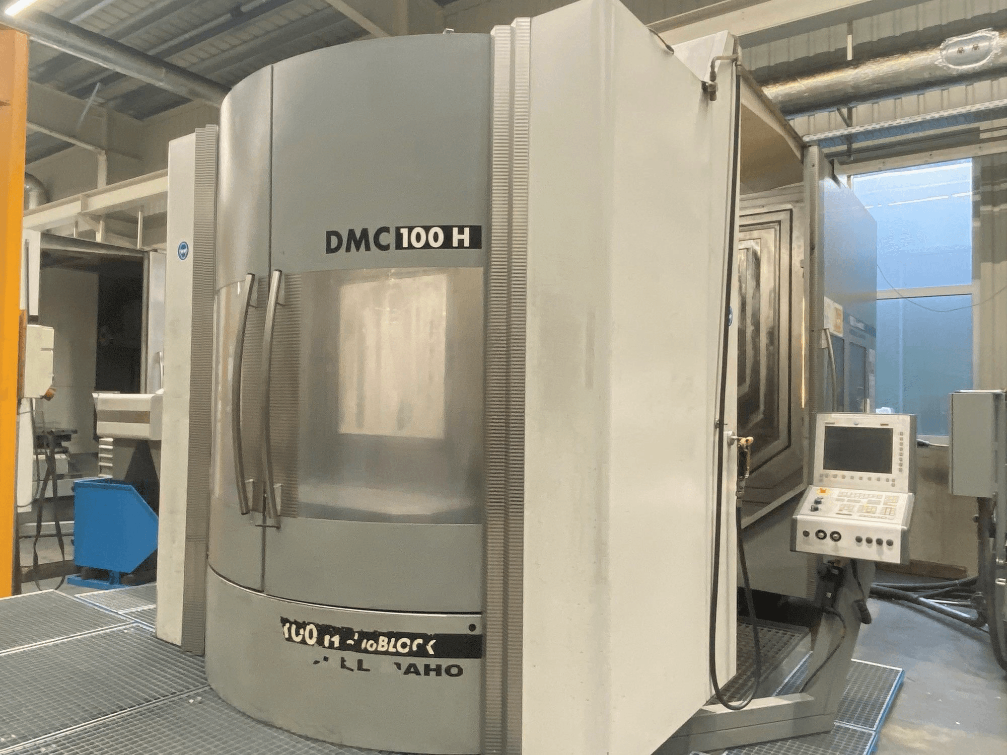 A DECKEL MAHO DMC 100H duoBLOCK gép elölnézete