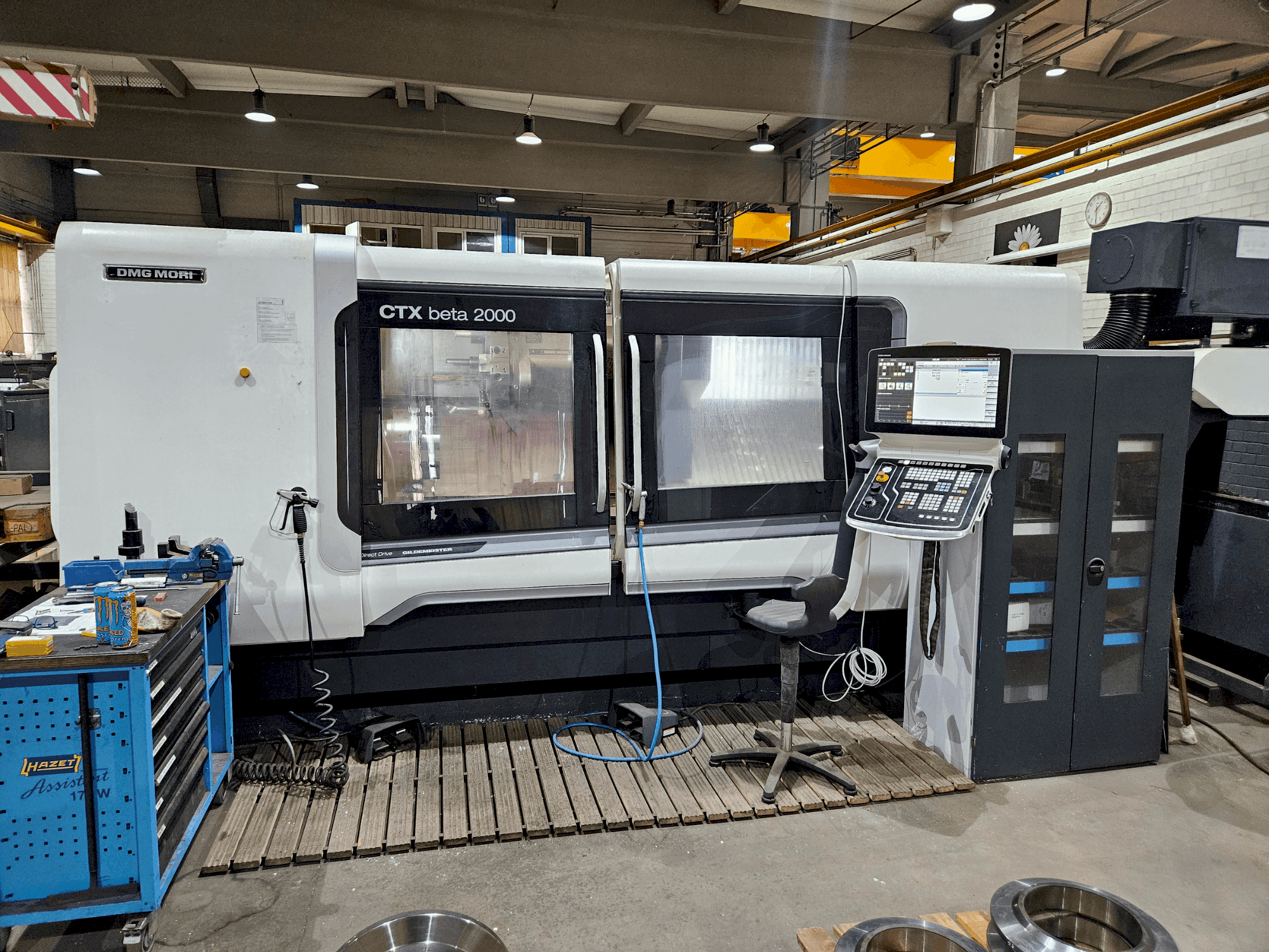 A DMG MORI CTX beta 2000 gép elölnézete