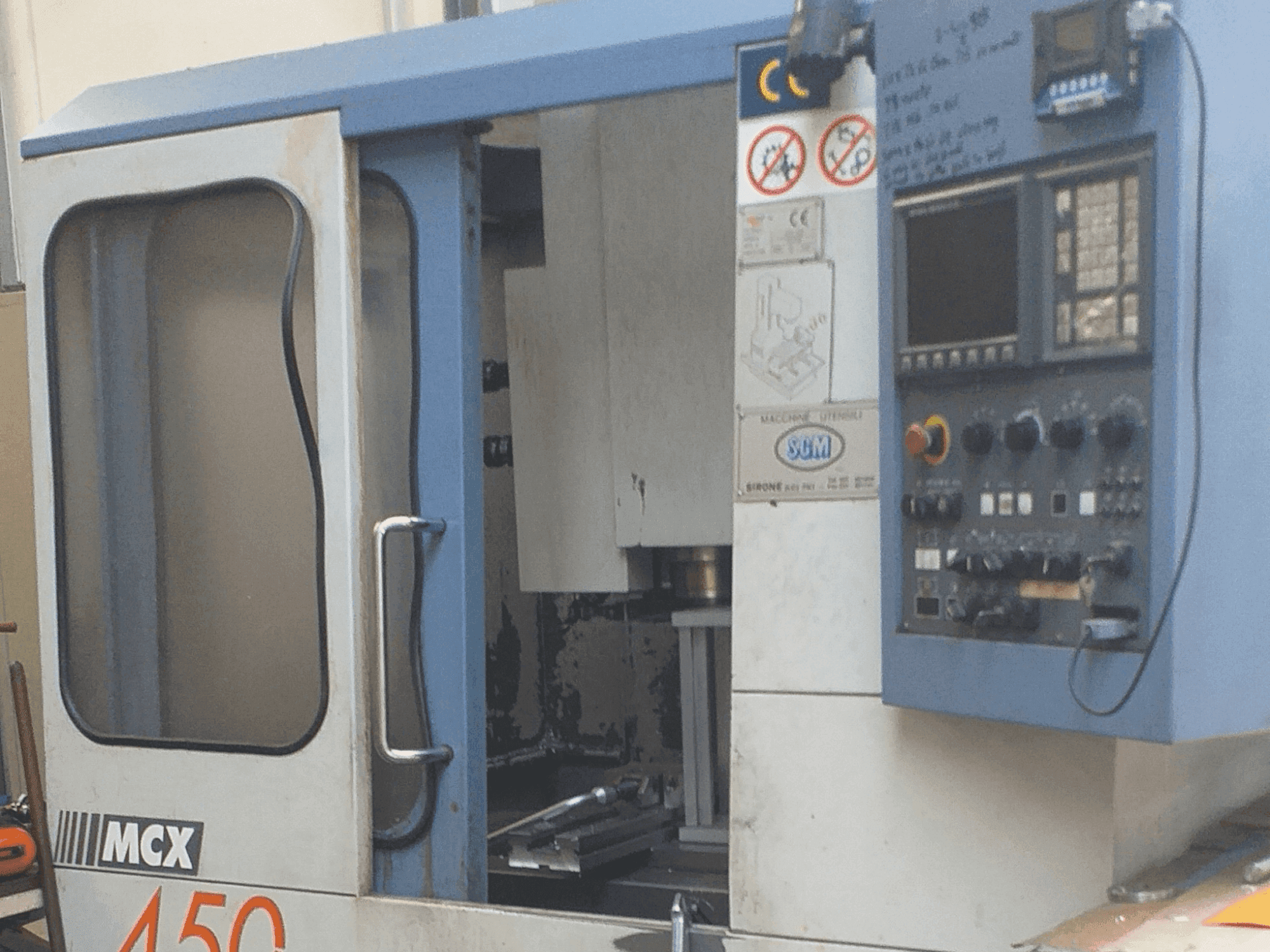 A FAMUP MCX 450 gép elölnézete