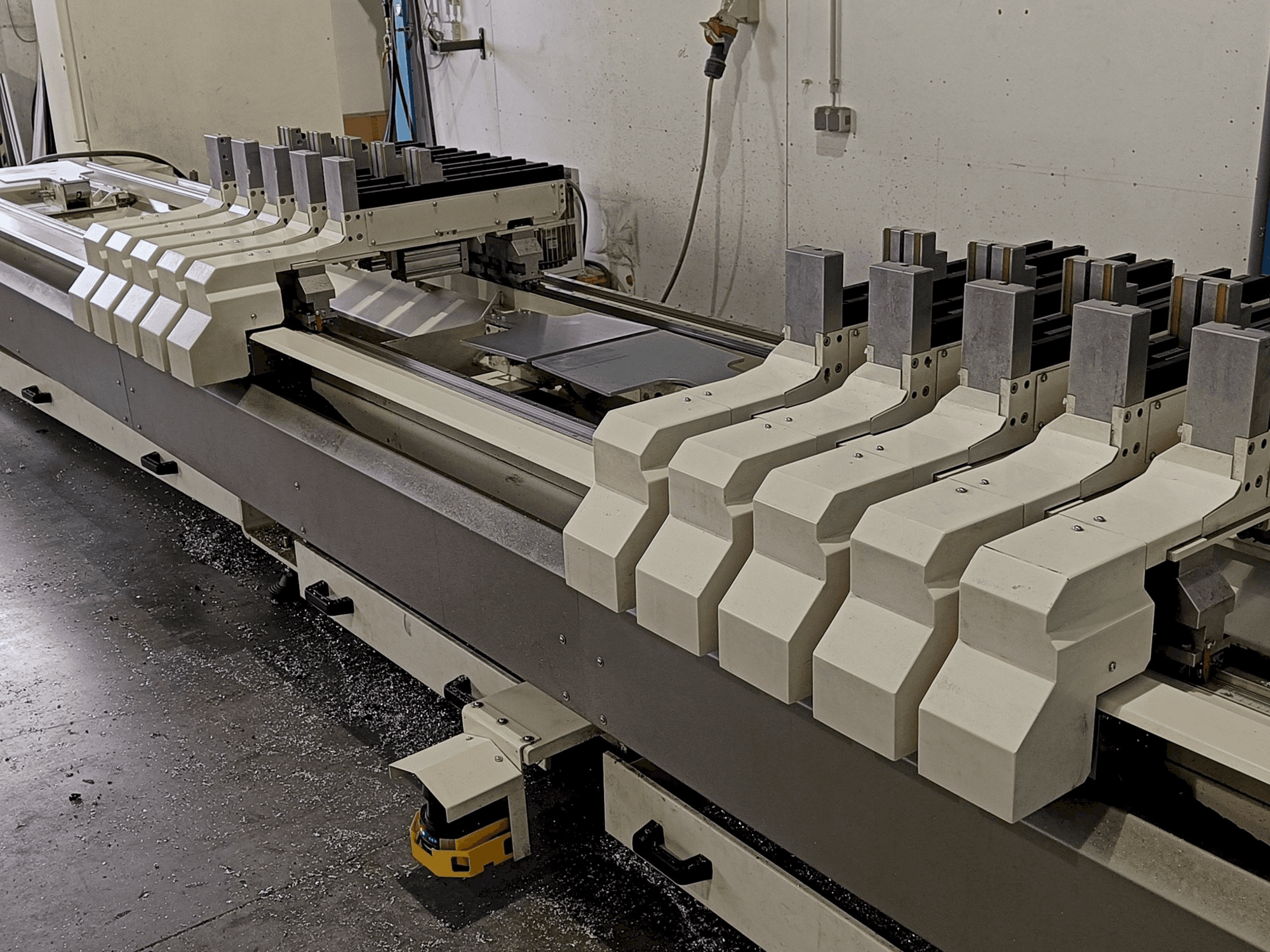 A MECAL MC 304 Ariel 5 MDT gép elölnézete