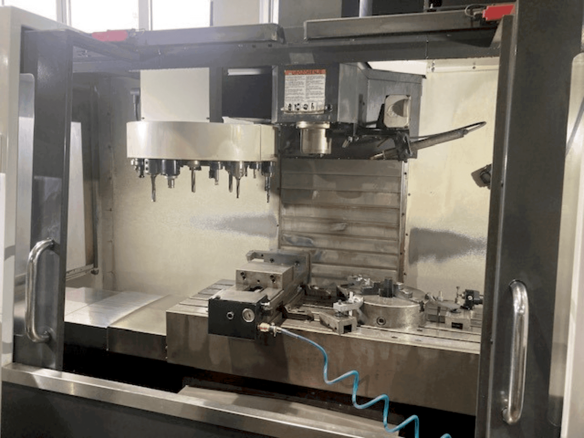 A HAAS VF 3 gép elölnézete