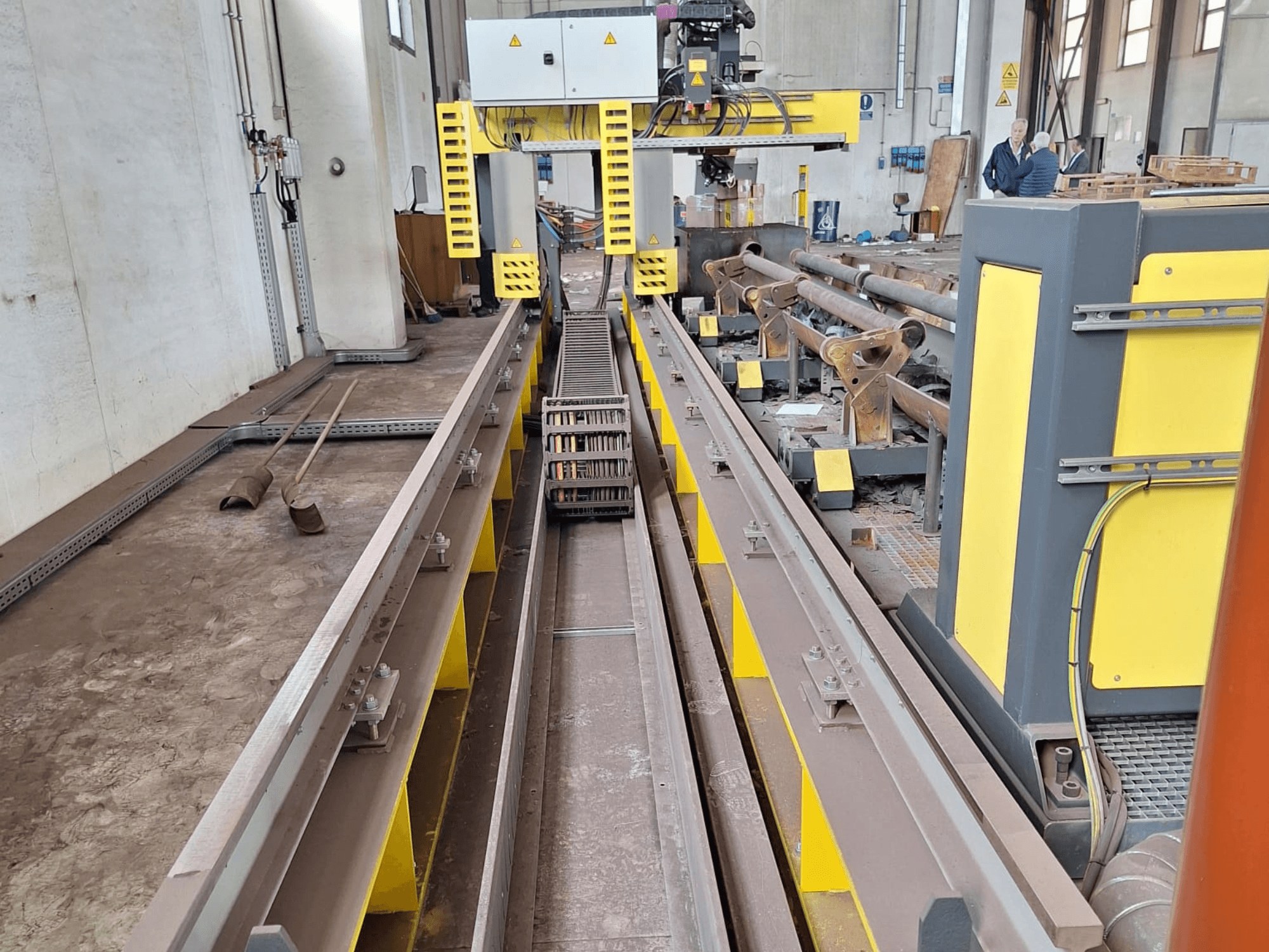 ESAB SUPRAREX 3100 SXE HD 1000 csővágógép szemből, a vágópályák, a vágófej és a sárga biztonsági elemek bemutatásával.