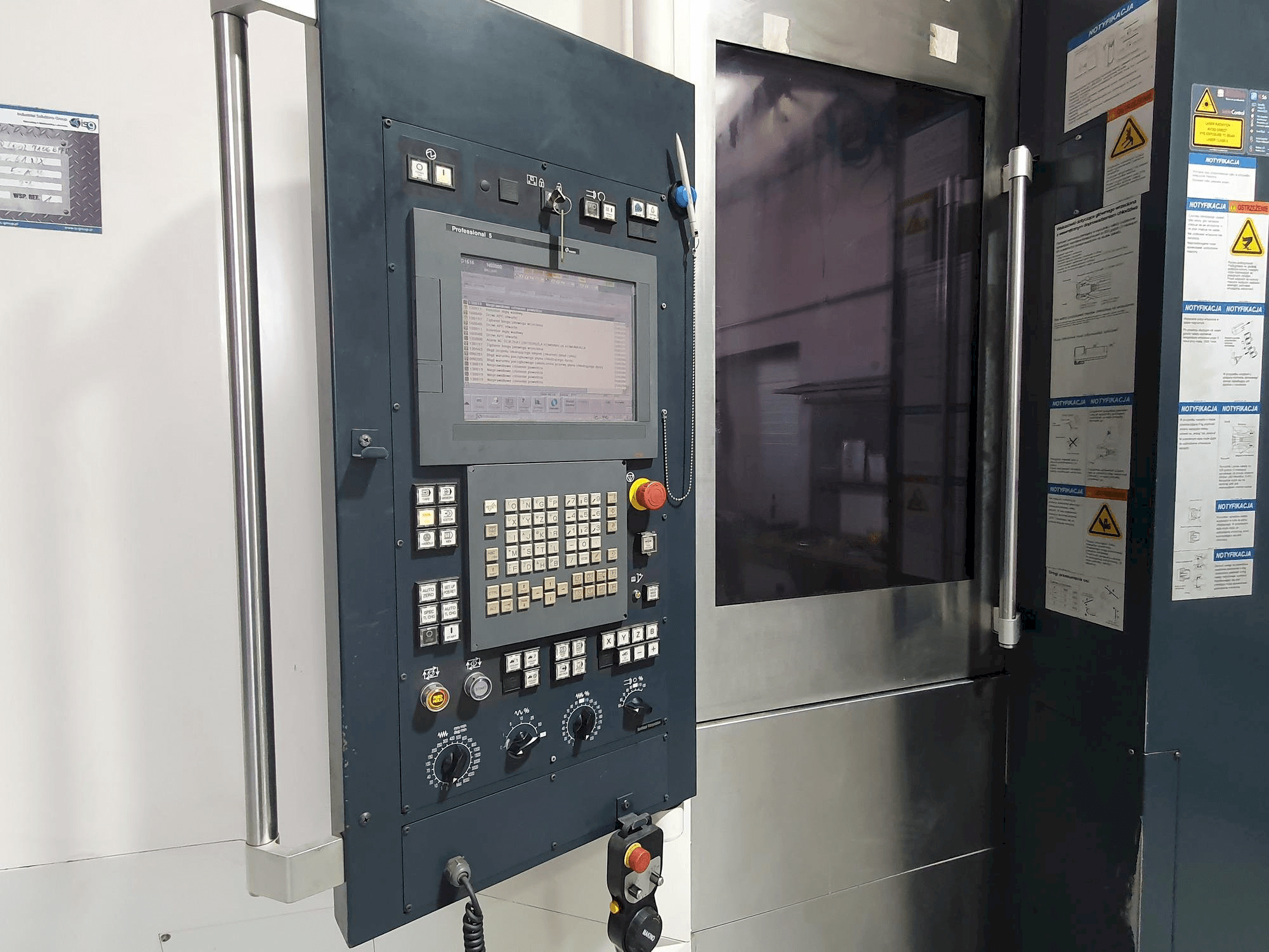 A Makino a61nx gép elölnézete