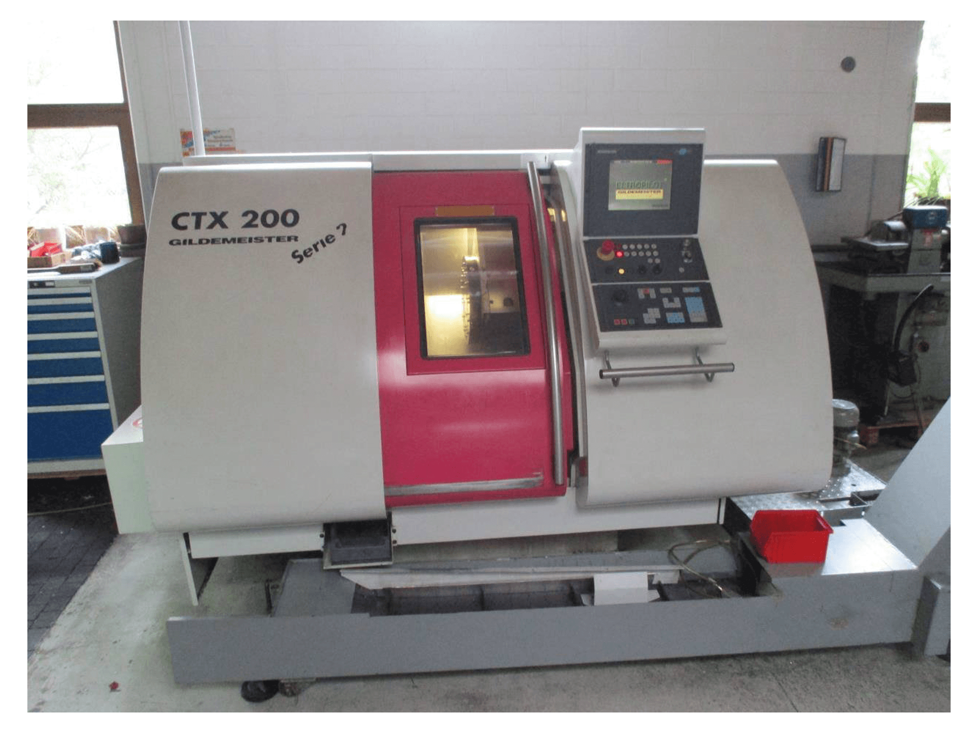 A Gildemeister CTX 200 gép elölnézete
