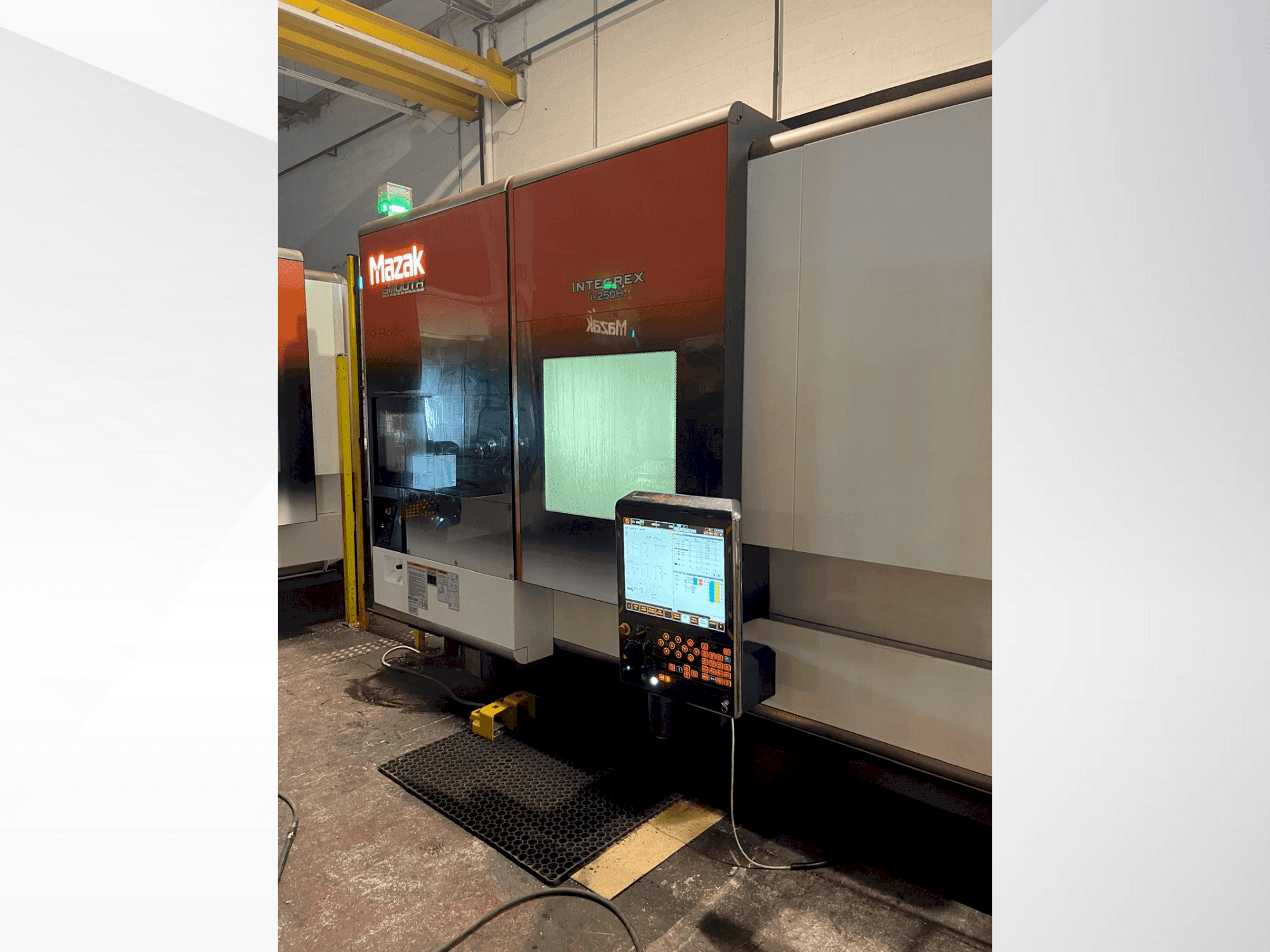 A Mazak Integrex i-250H gép elölnézete