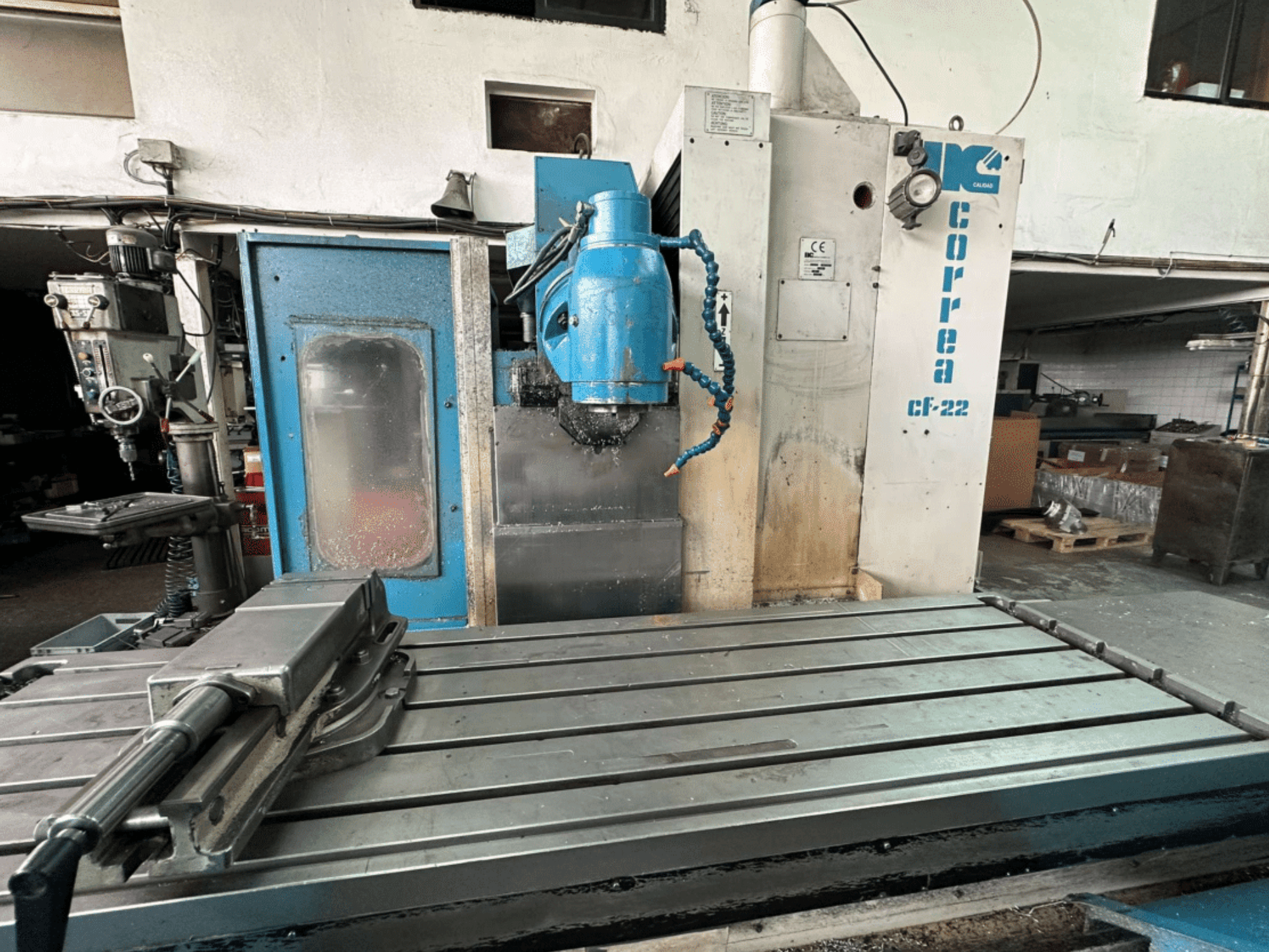 Correa CF-22 marógép elölnézetből, kék és ezüst színű kivitelben, csúszóasztallal és vágófejjel.