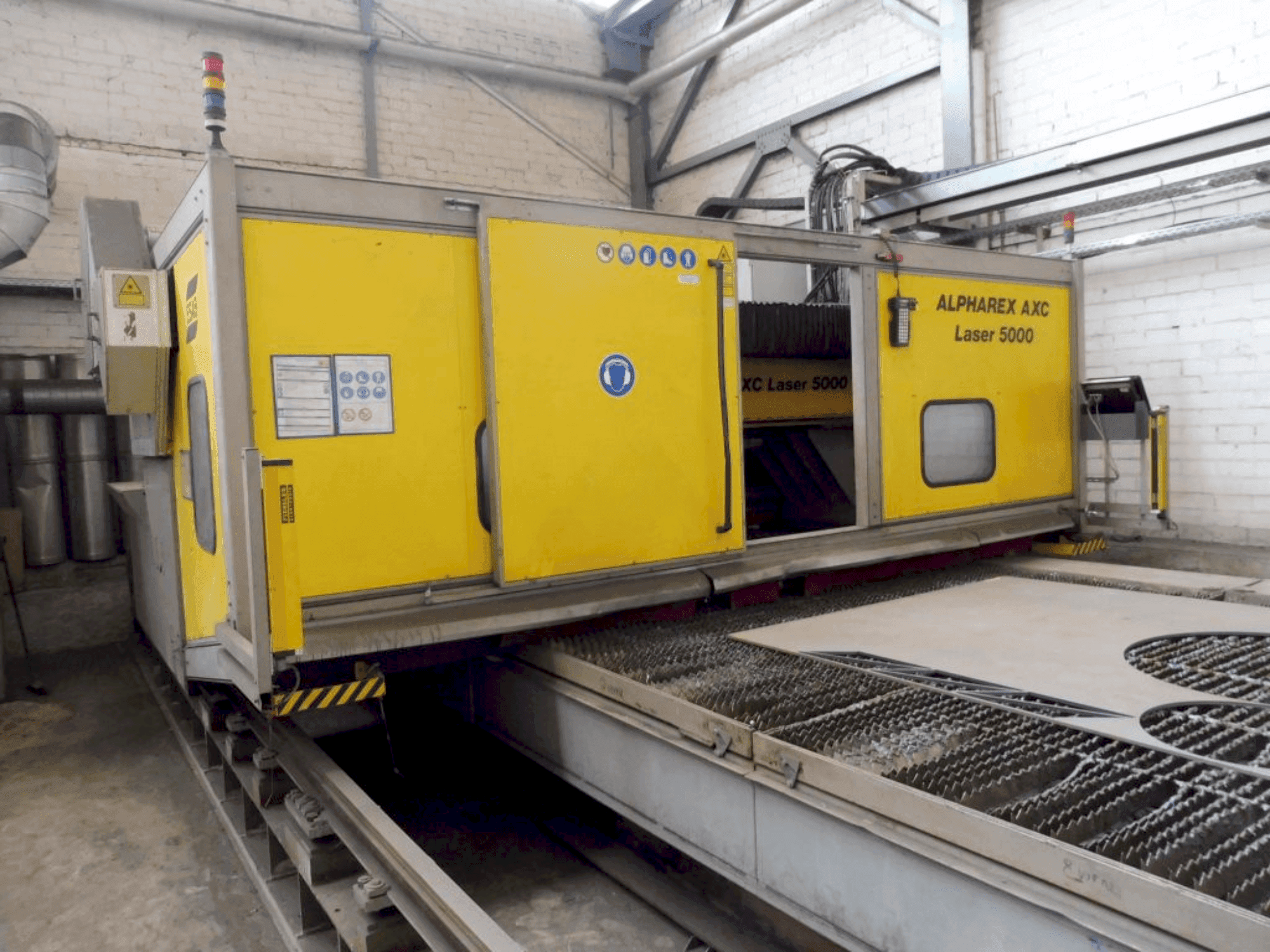 A ALPHAREX AXC Laser 500 gép elölnézete