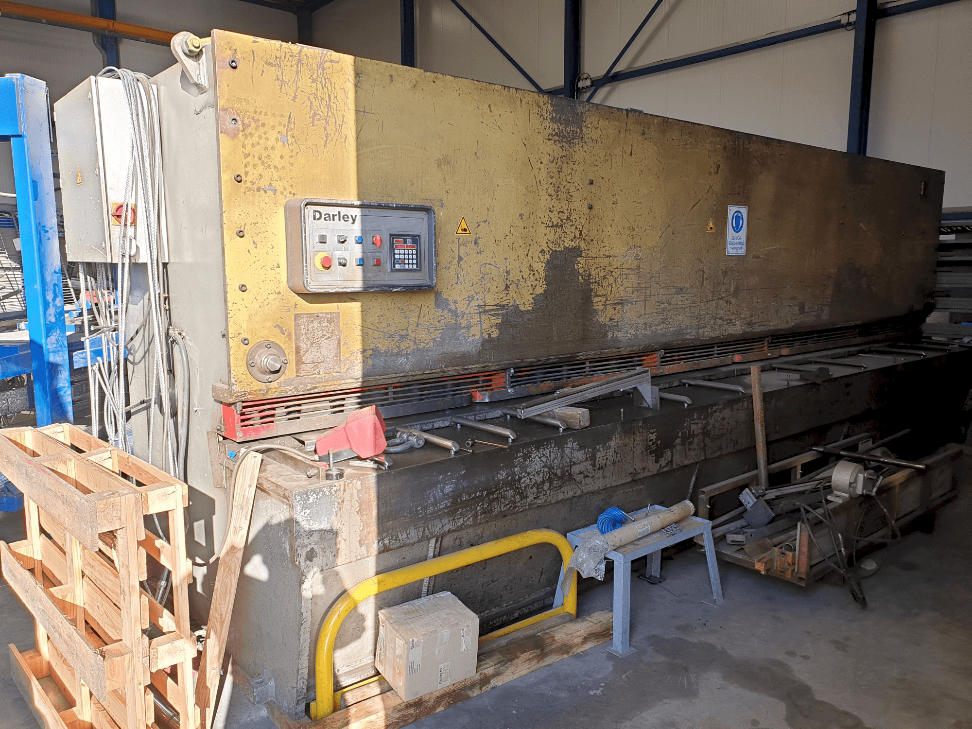 A Darley VS 6100X8 gép bal oldali nézete