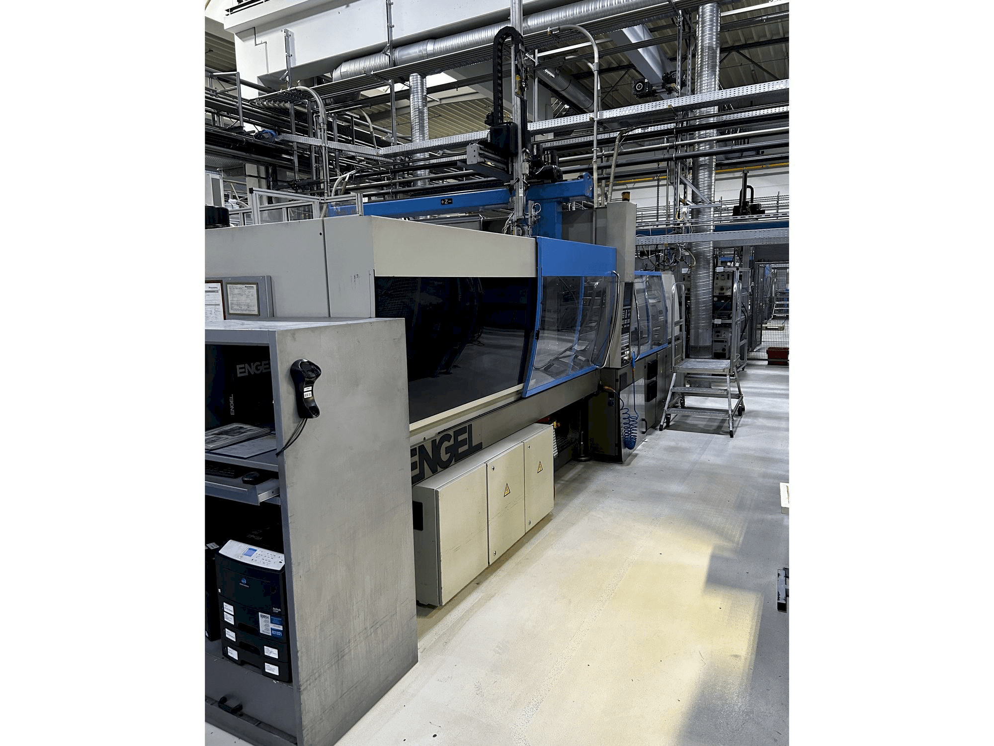 A Engel VICTORY 1050/220 gép oldalnézete