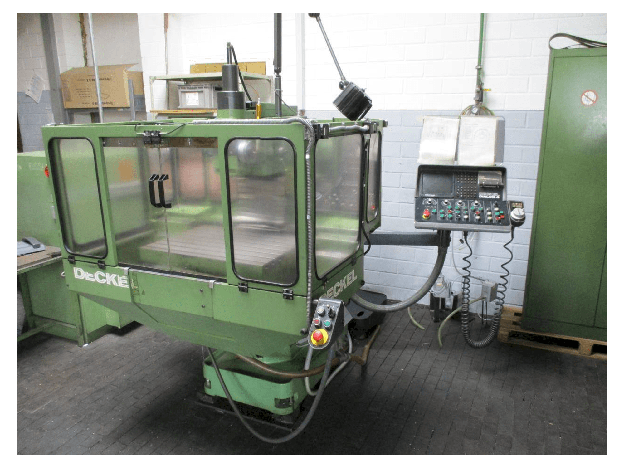 A DECKEL FP 3NC gép elölnézete