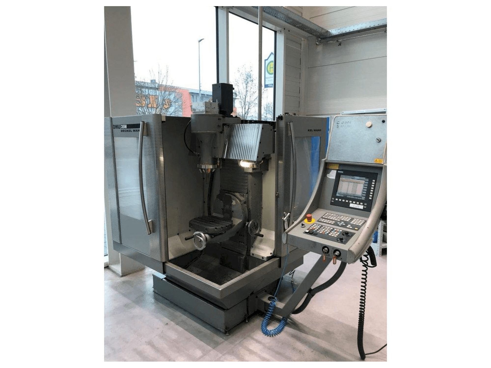 A DECKEL MAHO DMU 35 M gép elölnézete