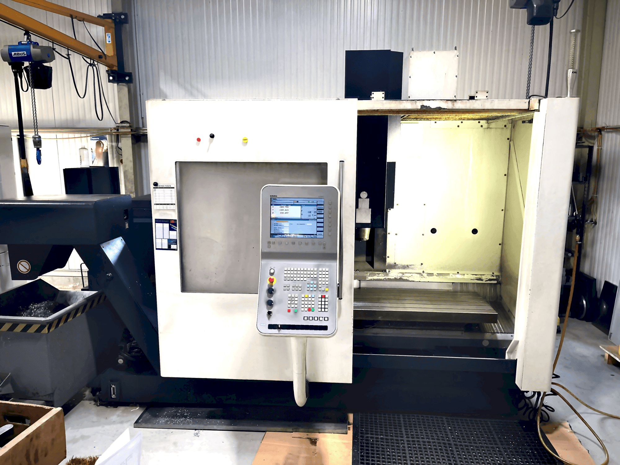 A DMG MORI DMC 1035 v eco gép elölnézete