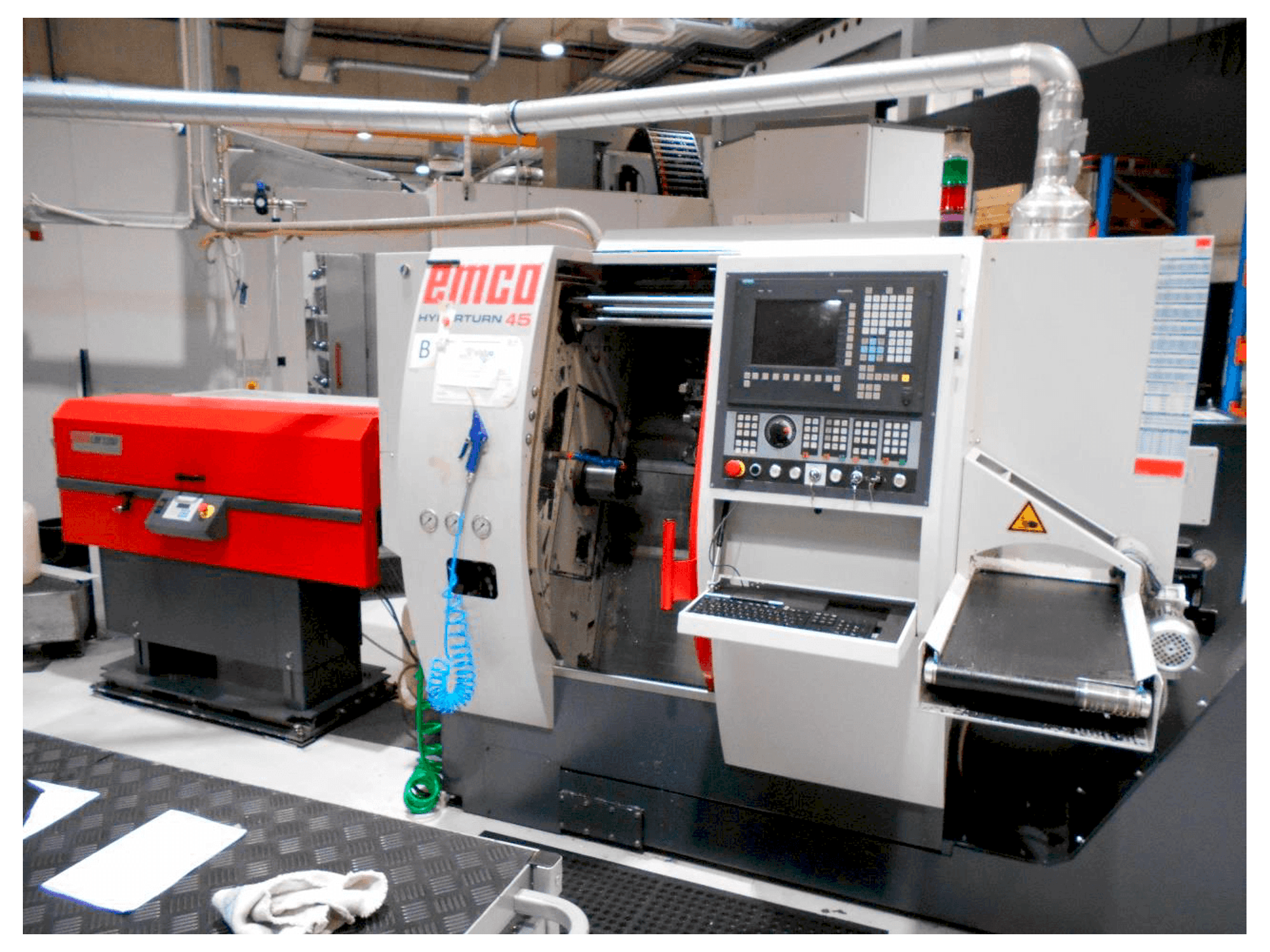 A EMCO Hyperturn 45 gép elölnézete