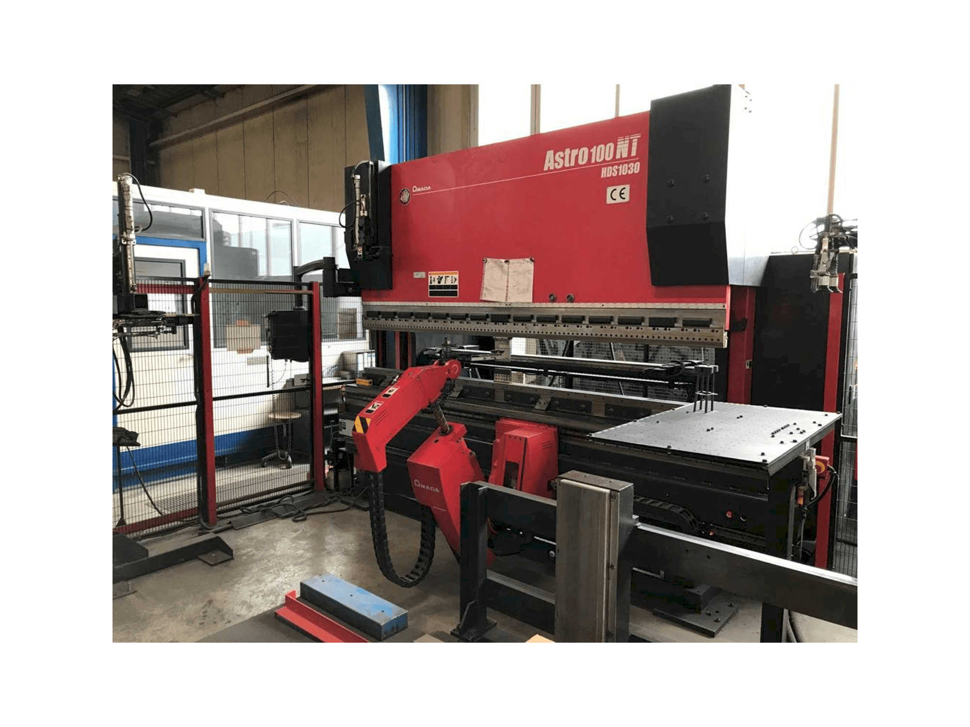 A AMADA Astra 100-NT HDS-1030NTR gép elölnézete