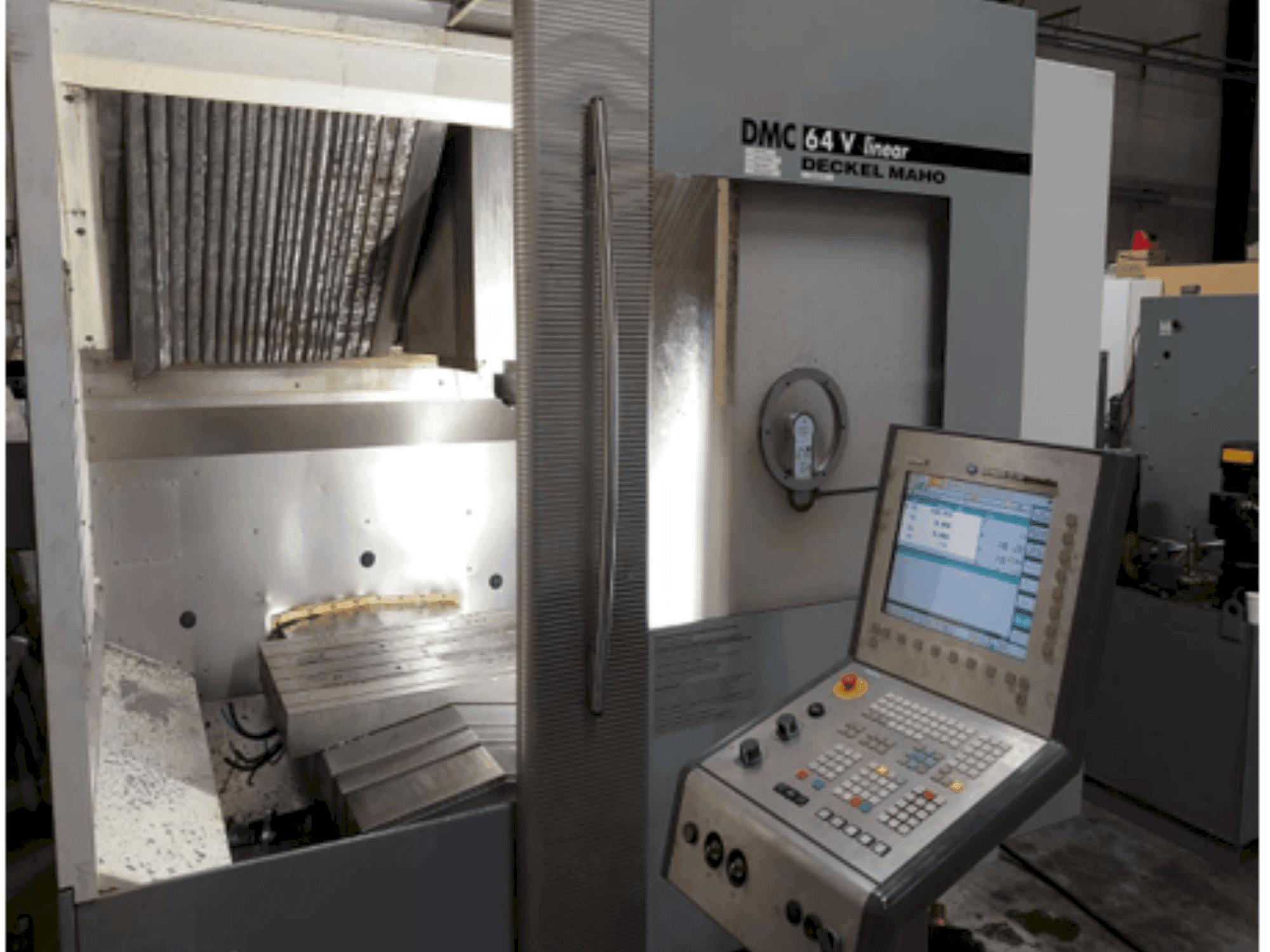 A DMG DECKEL MAHO DMC 64V linear gép elölnézete