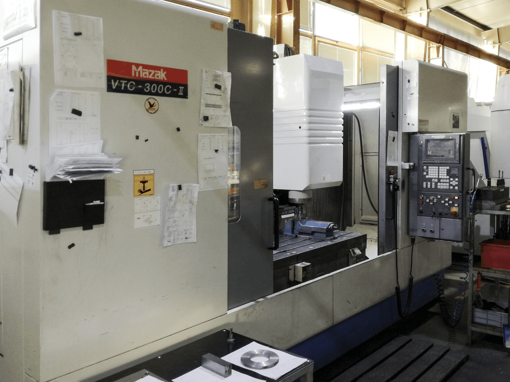 A Mazak VTC-300C gép bal oldali nézete